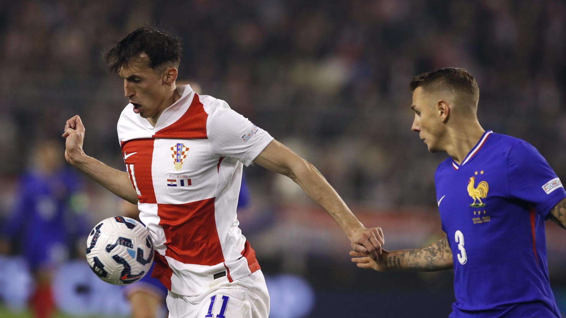 Budimir, durante el Croacia-Francia junto a Lucas Digne.