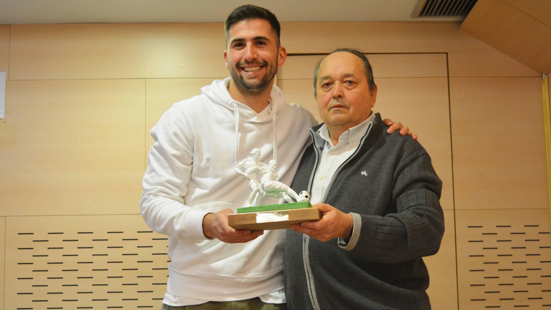 Jesús Areso recibe el premio al mejor gol de la pasada temporada de manos de Jesús Manso