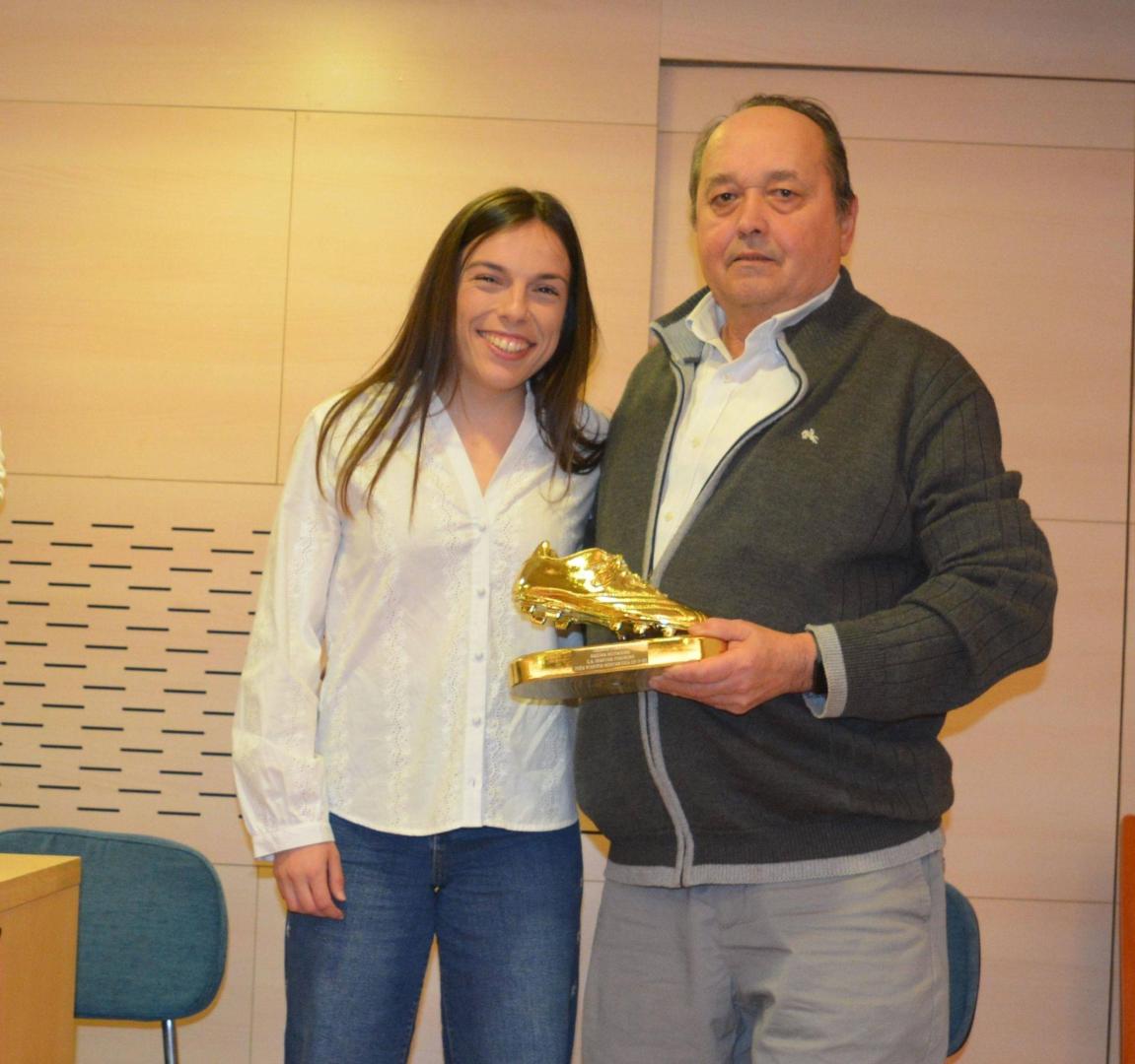 Carmen Sobrón recoge el trofeo de manos de Jesús Manso