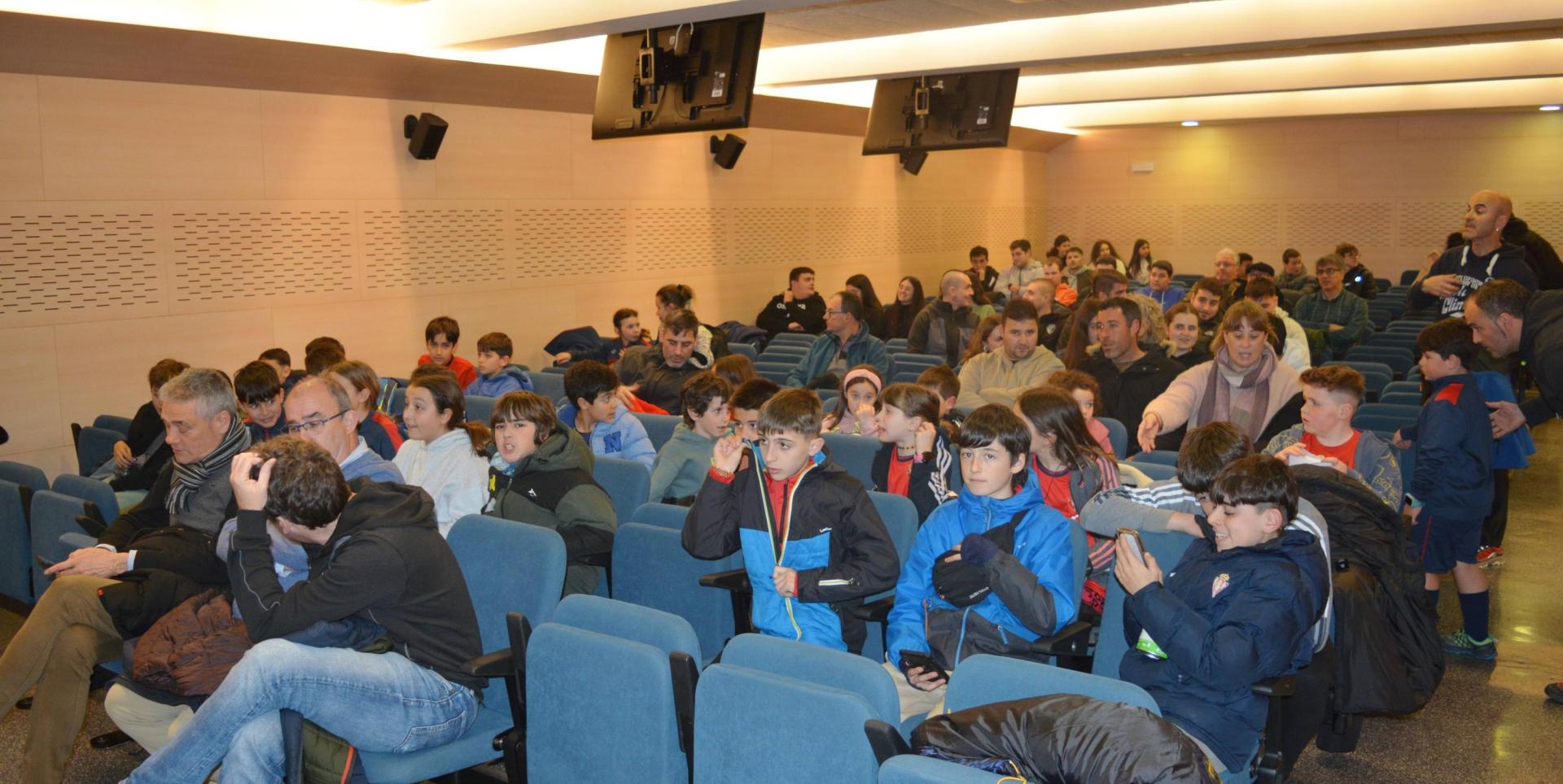 Decenas de aficionados asistieron a la charla de Viana