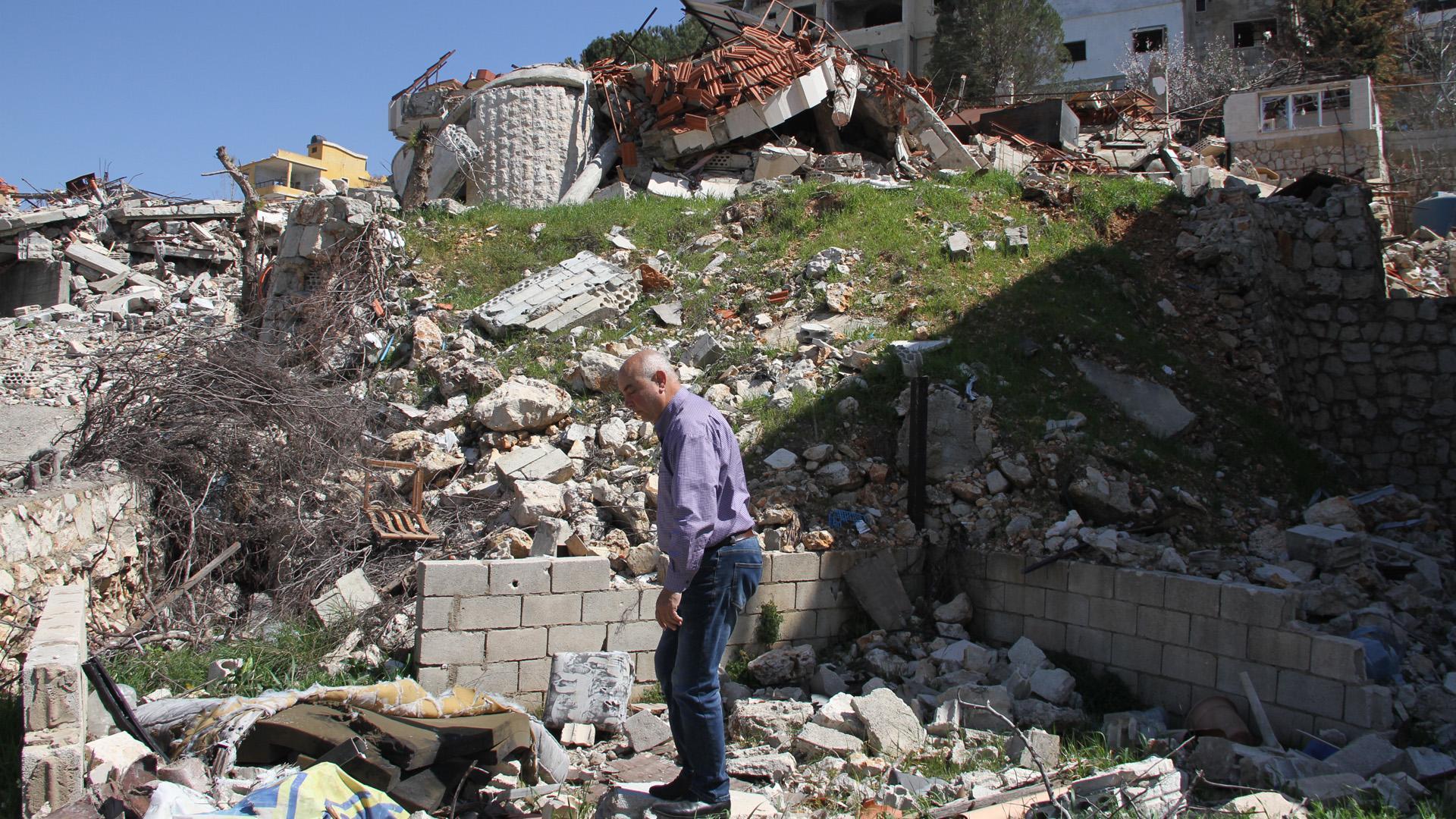 Un hombre comprueba los destrozos causados en El Líbano por los bombardeos israelíes