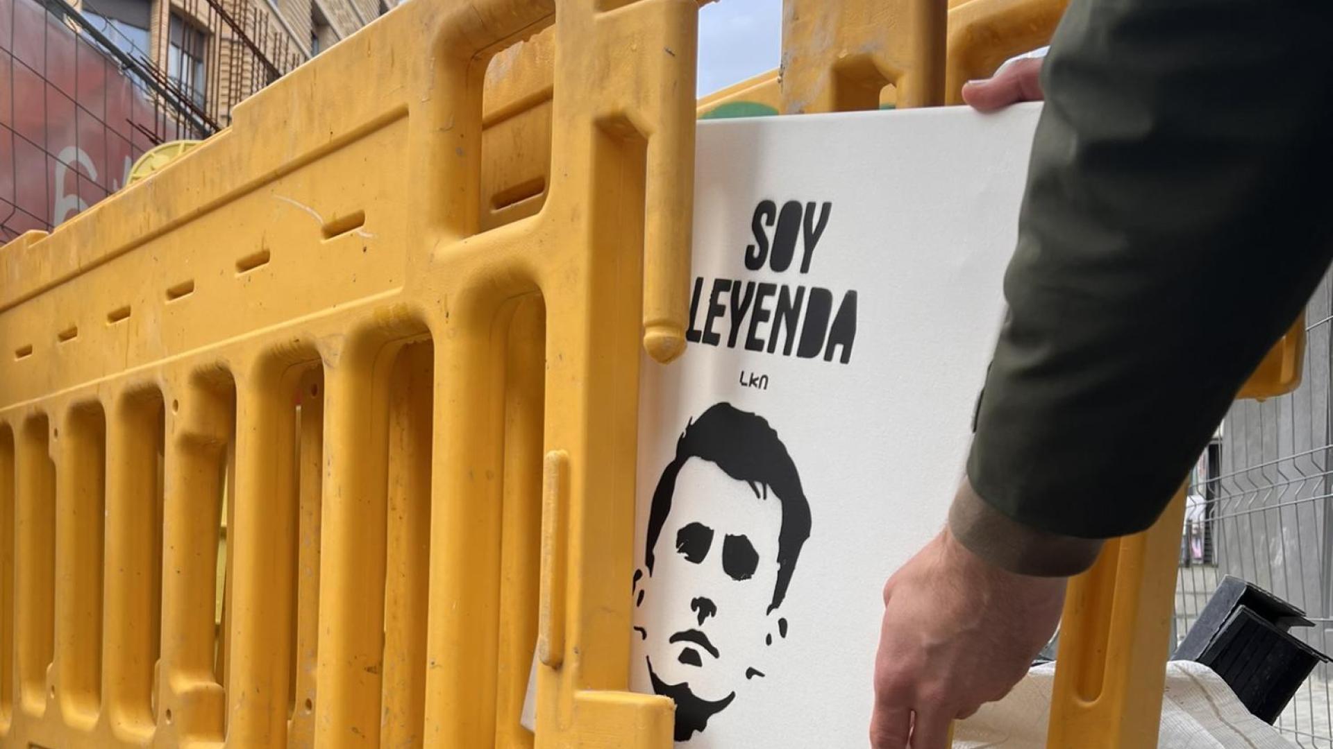 LKN coloca el 48º lienzo de Budimir en la calle Navarro Villoslada, donde fue encontrado nada más dejarlo entre unas vallas de obra.