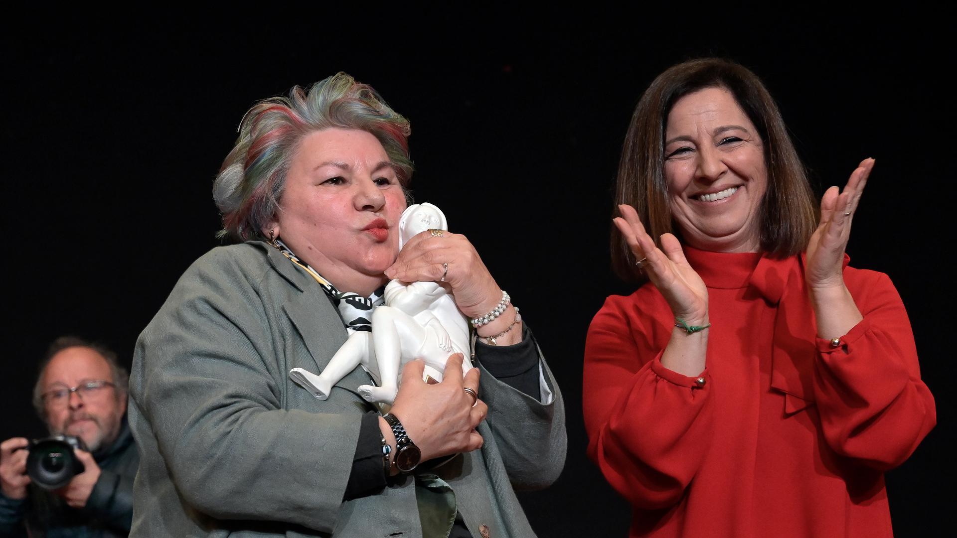 La condenada injustamente por el asesinato de Rocío Wanninkhof, Dolores Vázquez (i) y la alcaldesa de Betanzos, María Barral (d), durante el acto de entrega del XVII Premio Úrsula Meléndez de Texeda