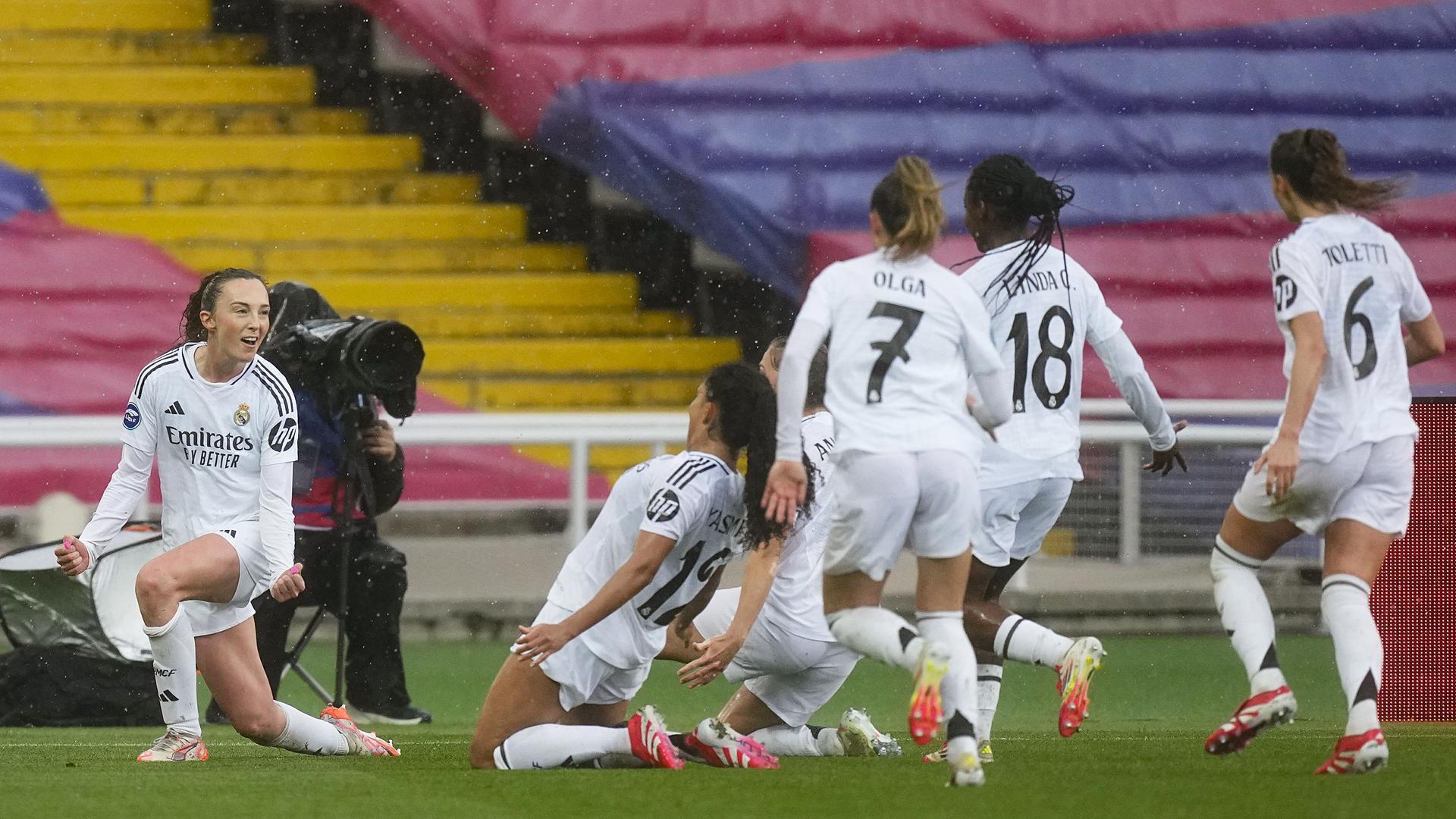 Carolina Weir (izda.) celebra junto a sus compañeras el 1-2 bajo el diluvio de Barcelona /