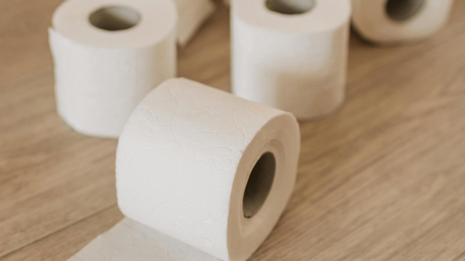 Fotos de rollos de papel higénico en el suelo