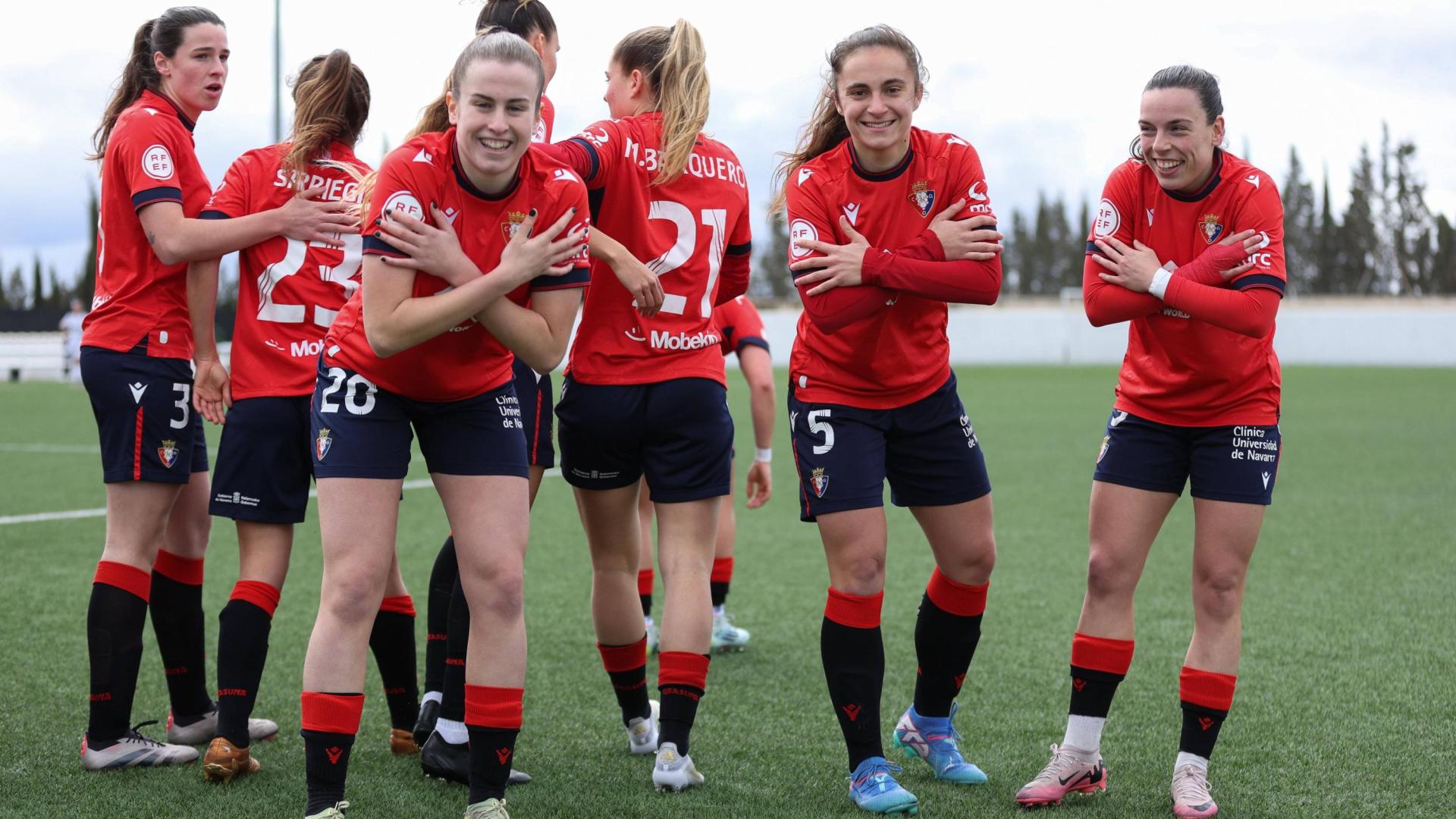 Las rojillas celebran un gol ayer en la CD Andrés Iniesta. En primer plano, Adri Parada, Nahia Azpiazu y Carmen Sobrón