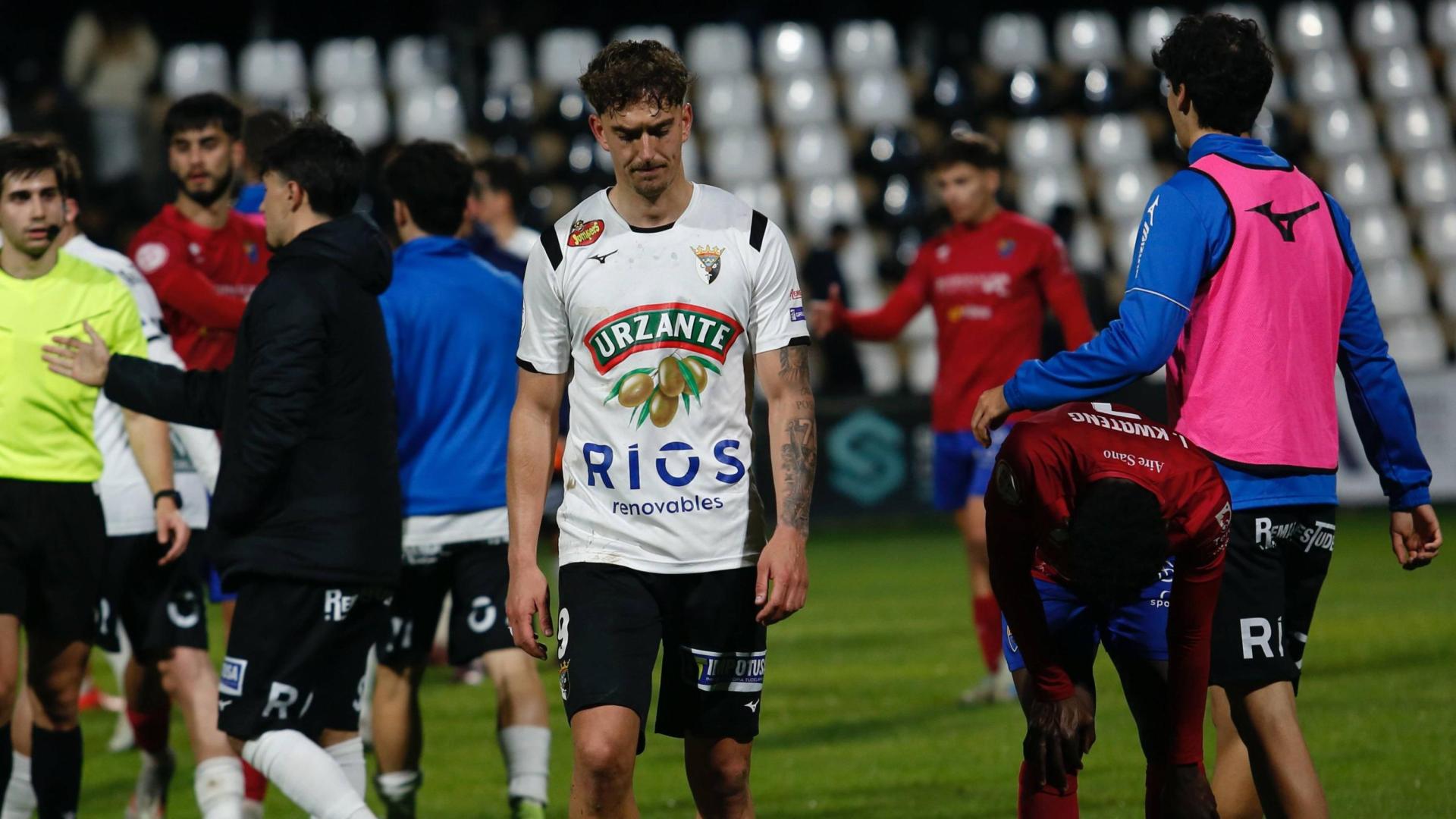 Rubio, delantero del Tudelano, cabizbajo tras la derrota ante el Teruel