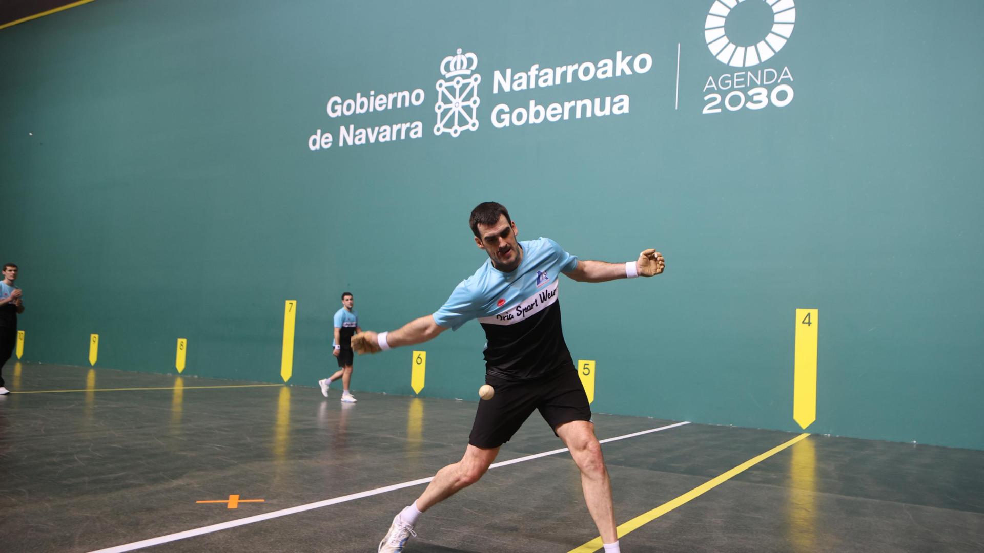 Joseba Ezkurdia hace un saque en el Navarra Arena.