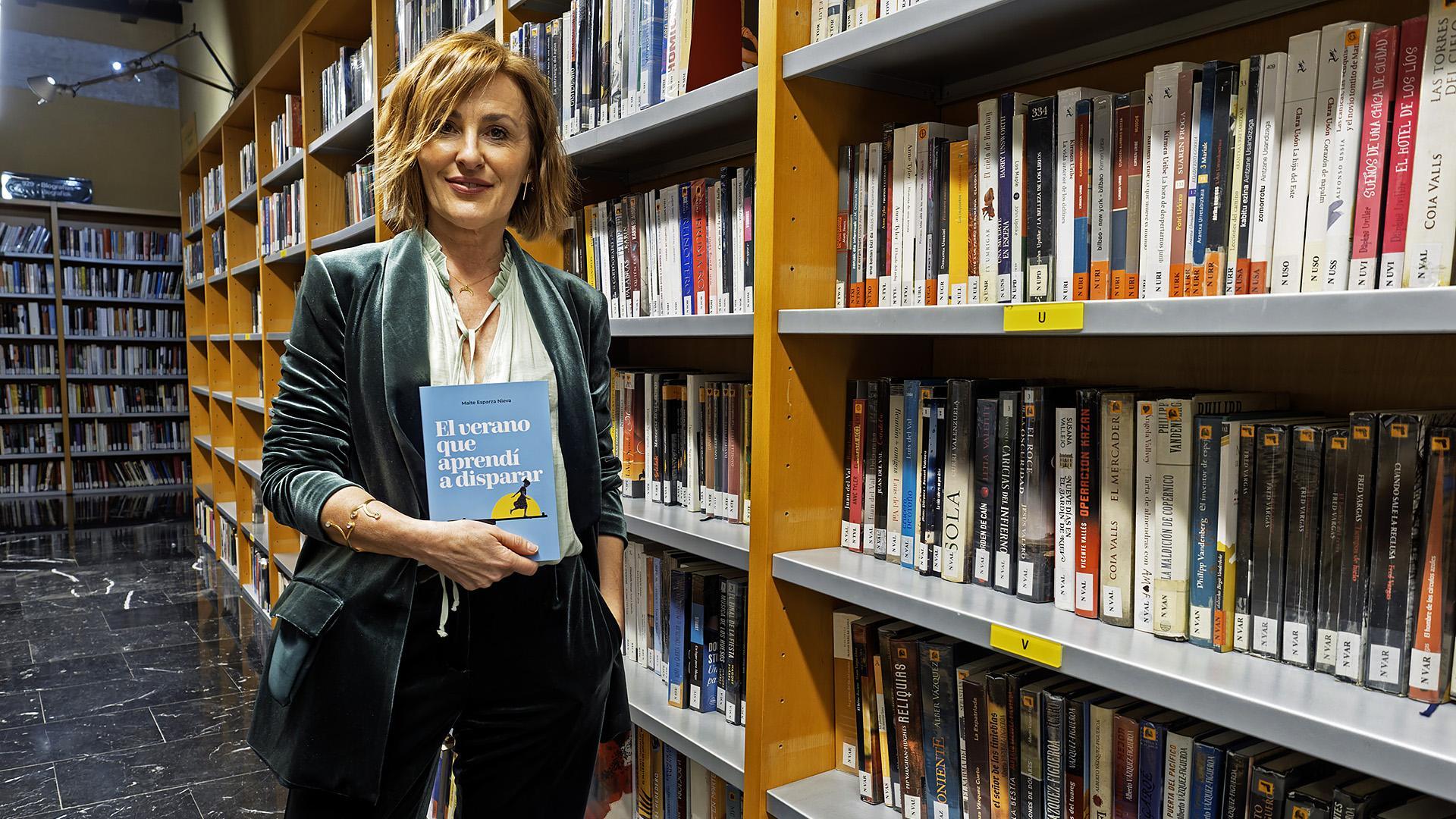 La escritora Maite Esparza Nieva presentó la semana pasada 'El verano que aprendí a disparar' en la Biblioteca de Estella /