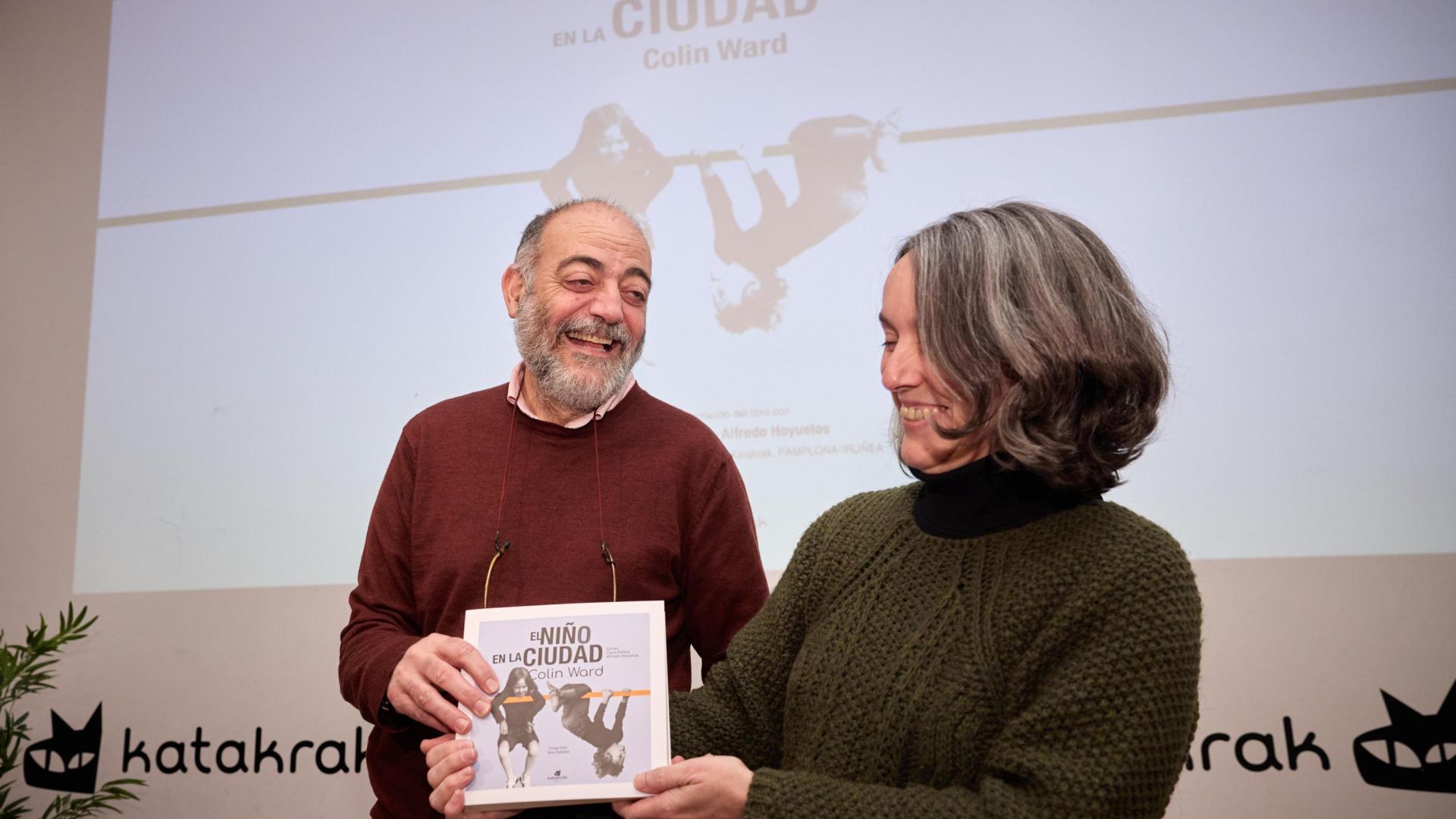 Alfredo Hoyuelos y Clara Eslava, en Katakrak con el libro