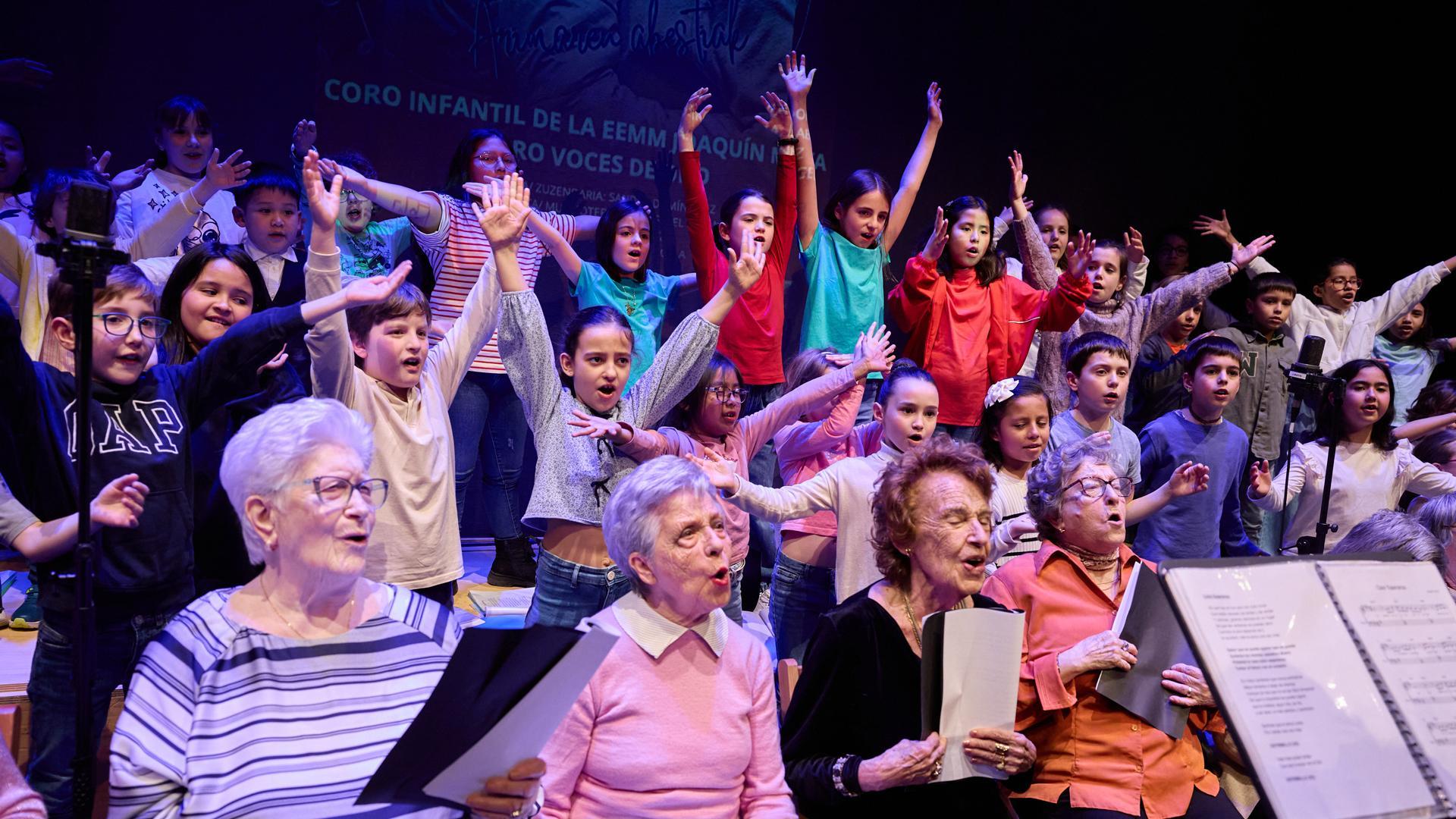 Niños y mayores unieron sus melodías este miércoles en el concierto ‘Voces con alma’, en el Civivox Iturrama