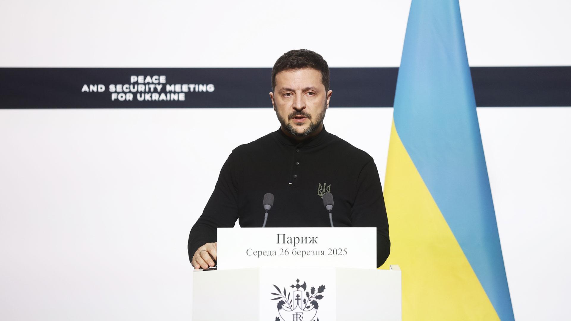 El presidente de Ucrania, Volodimir Zelenski, habla en rueda de prensa durante la cumbre de líderes europeos que se está celebrando en París