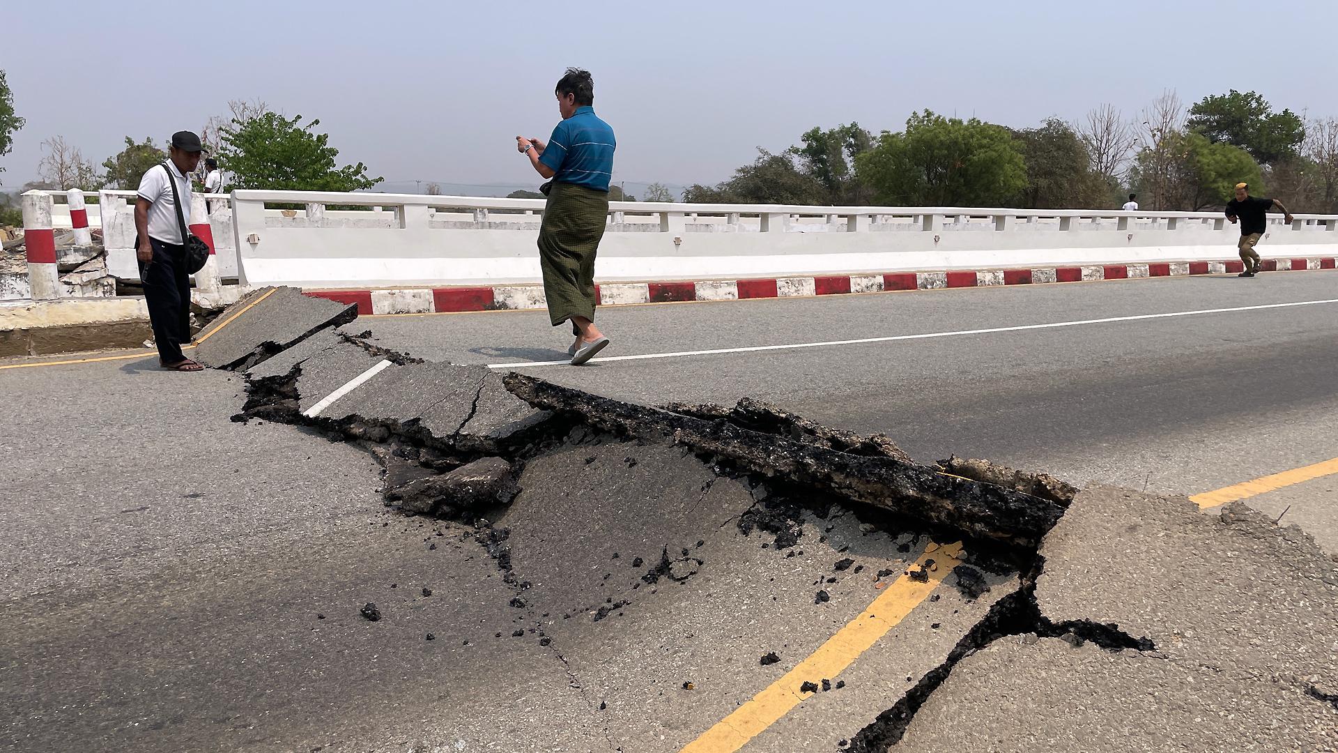 Puente dañado por el terremoto