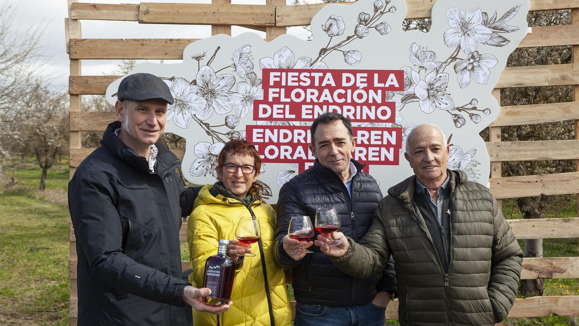 De izquierda a derecha: El presidente de la IG Pacharán Navarro, Adrián Subía, Itziar Inza, Ignacio Guembe y Darío Prados brindan con Pacharán Navarro