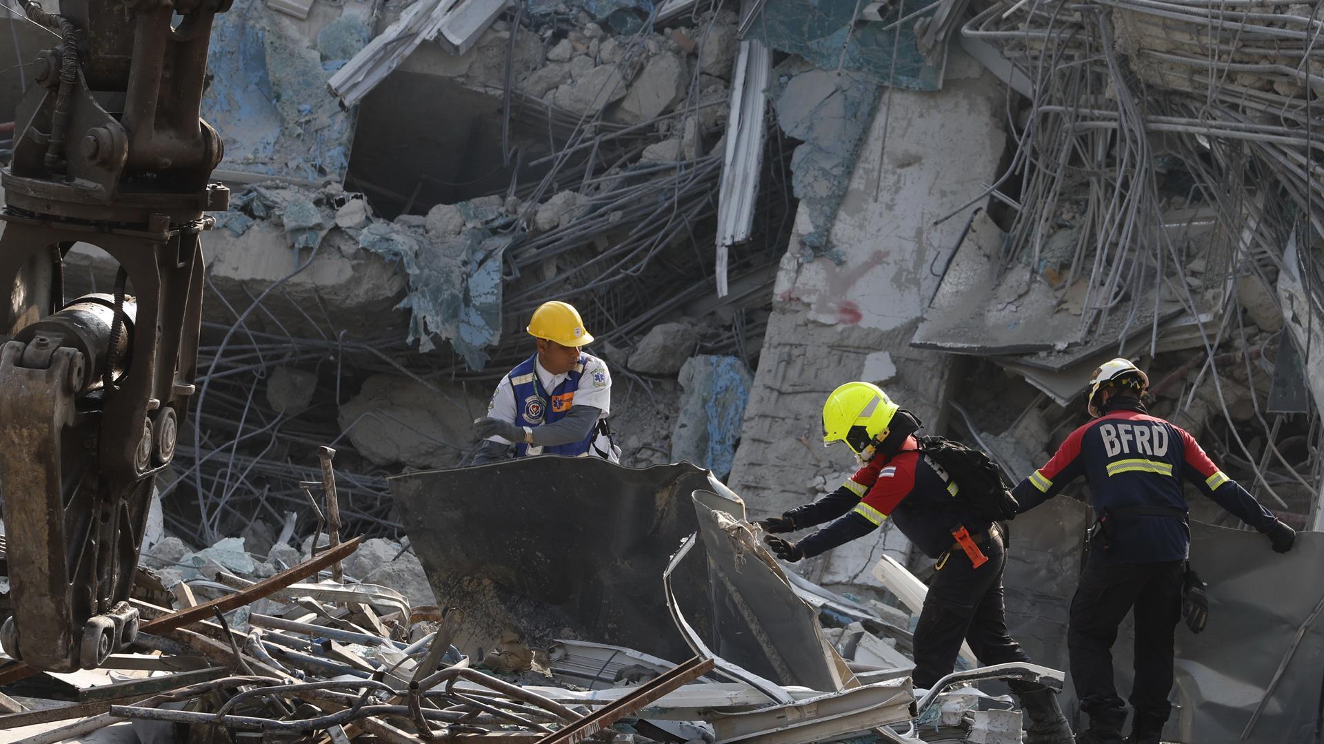 Operarios trabajando en Bangkok tras el terremoto