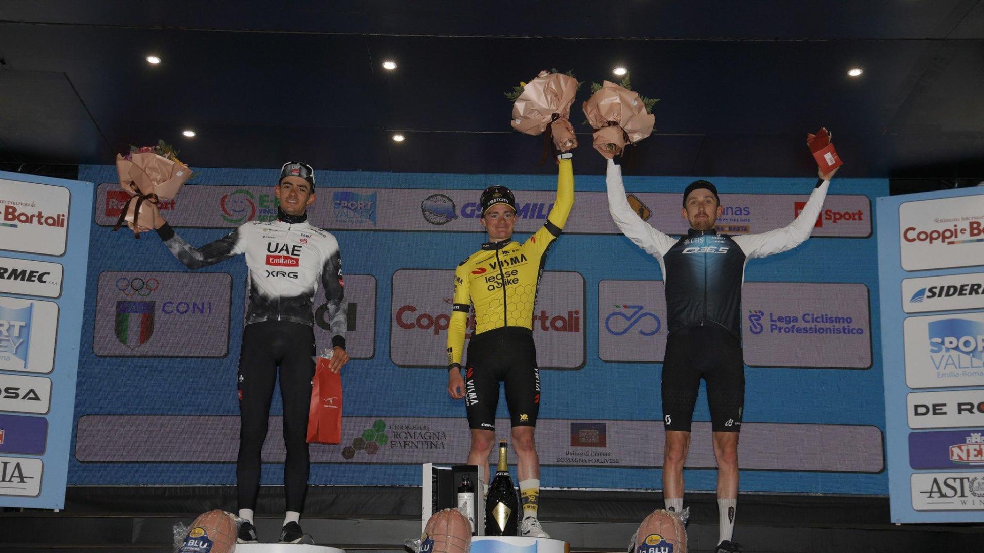 Igor Arrieta, a la ziquierda, en el podio de la cuarta etapa.