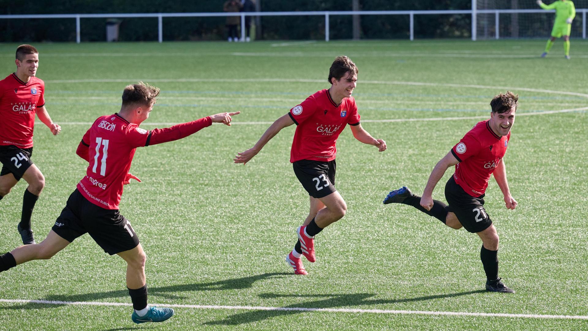 Los jugadores del Subiza Aitor Iguaz, Javier Sola y Ander Marticorena corren hacia Pablo Aguinaga, autor del 1-0 justo antes del descanso.