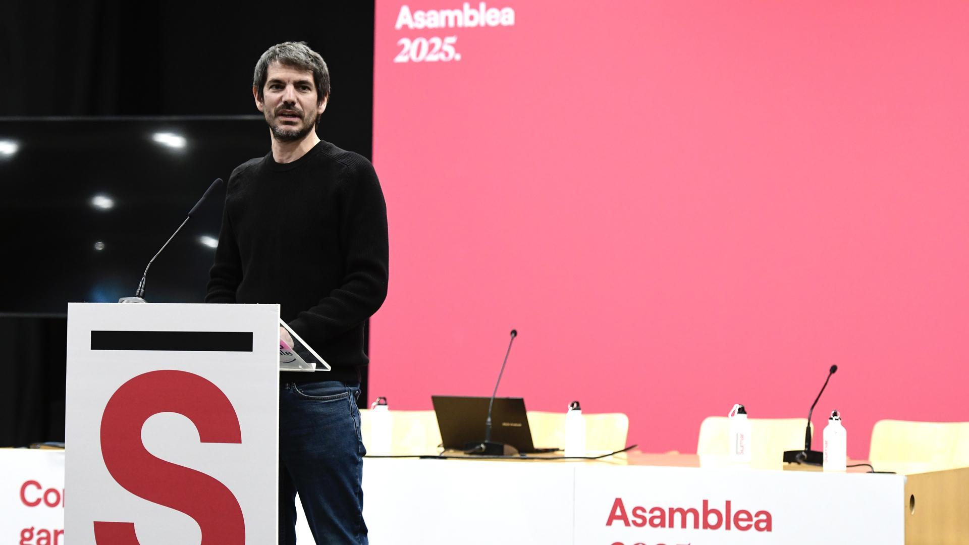 El portavoz de Sumar y ministro de Cultura, Ernest Urtasun, durante su intervención en la segunda asamblea estatal de Sumar, en la que relanzará su proyecto político tras el desgaste sufrido desde las elecciones generales de 2023