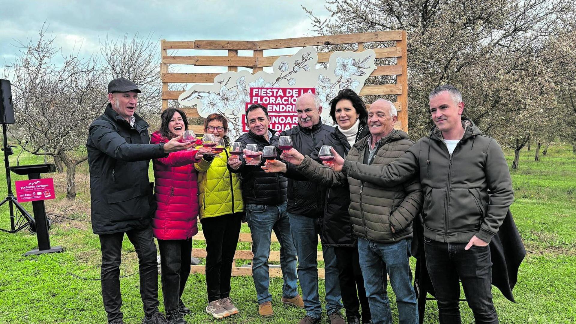 De izquierda a a derecha, el presidente de la IG Pacharán Navarro, Adrian Subía; junto a Alexia Zabalza, Itziar Inza (homenajeada), Ignacio Guembe (homenajeado), el consejero de Desarrollo Rural y Medio Ambiente, José María Aierdi; la alcaldesa de Mendavia, María José Verano; Darío Prados (homenajeado) y su hijo Darío Prados