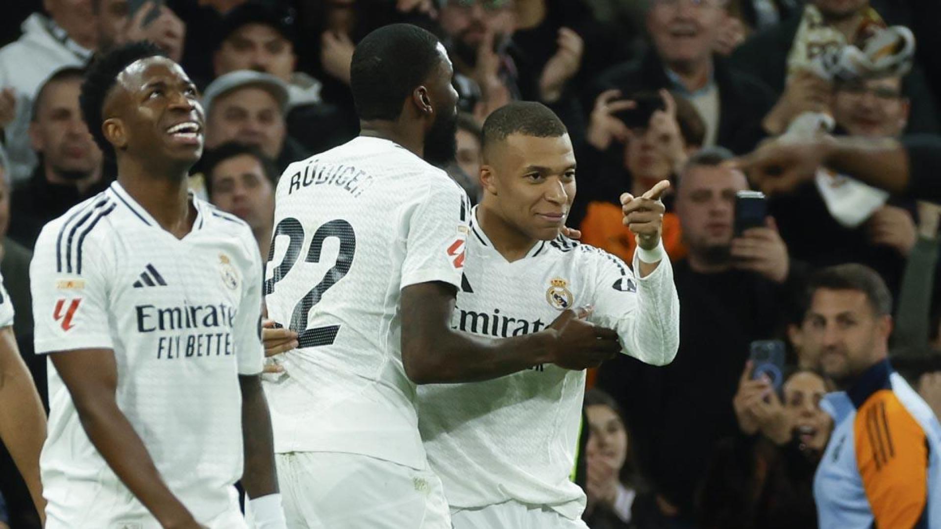 Los jugadores madridistas celebran el gol de la victoria anotado por Mbappé