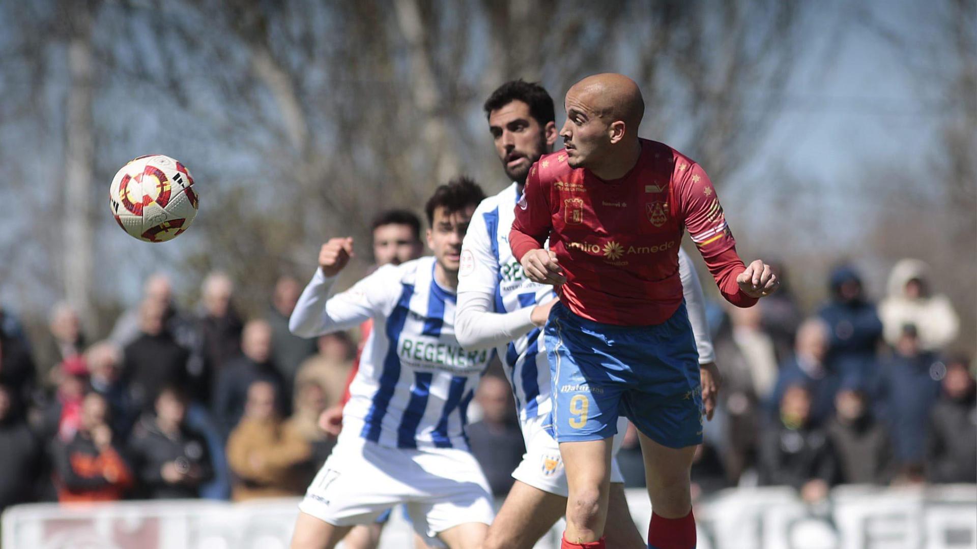 El local Etxaburu ante Mikel Santamaría, del Izarra