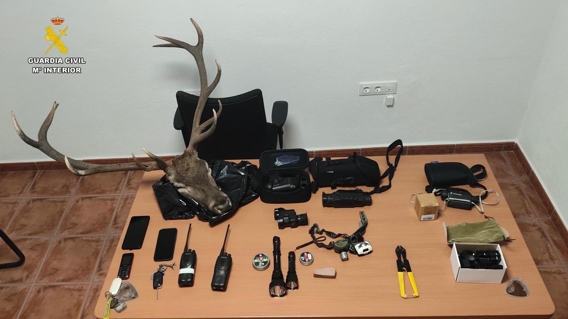 Material incautado a los supuestos cazadores furtivos por el Servicio de Protección de la Naturaleza de la Guardia Civil