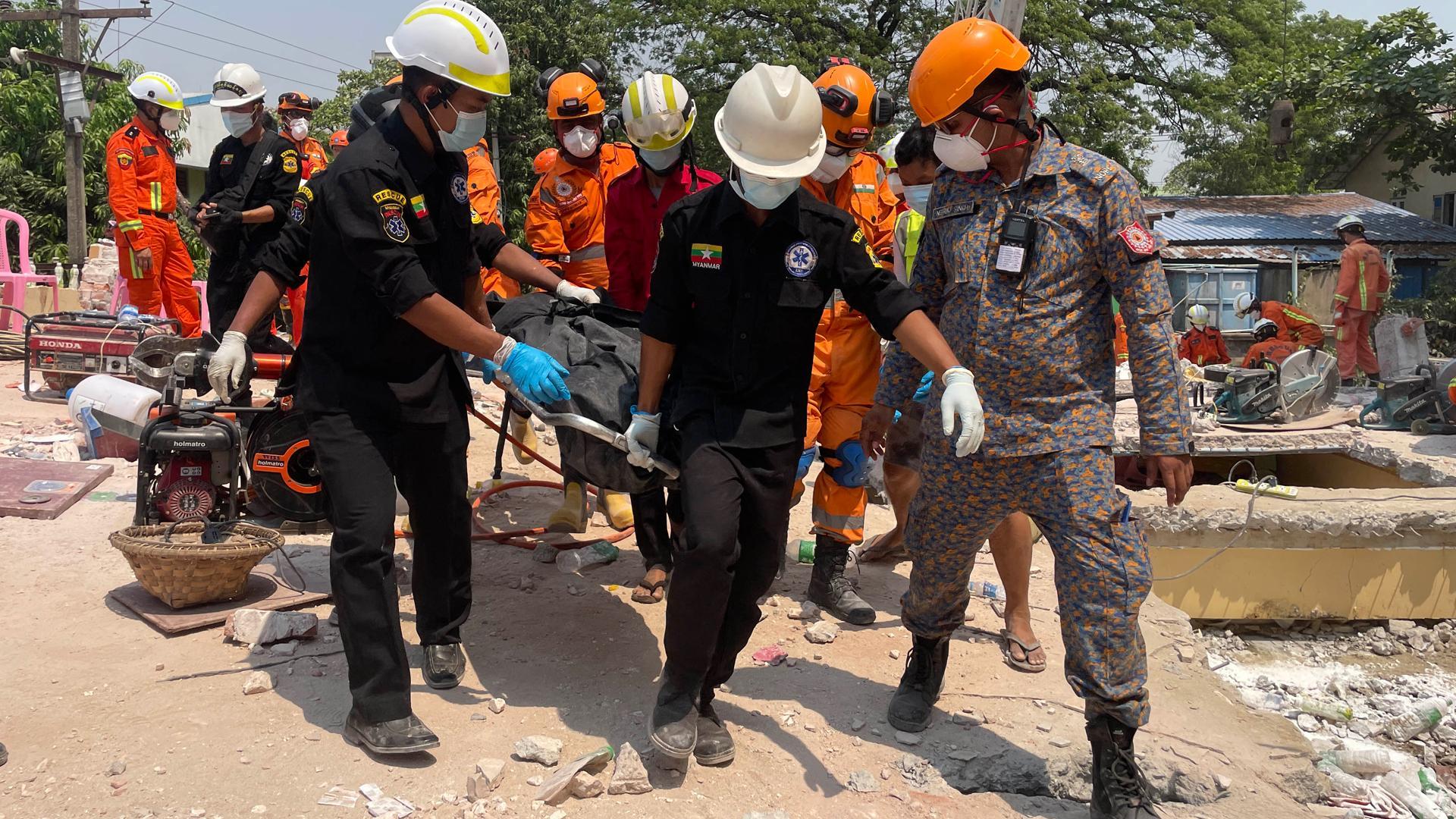 Operaciones de rescate tras el terremoto en Birmania