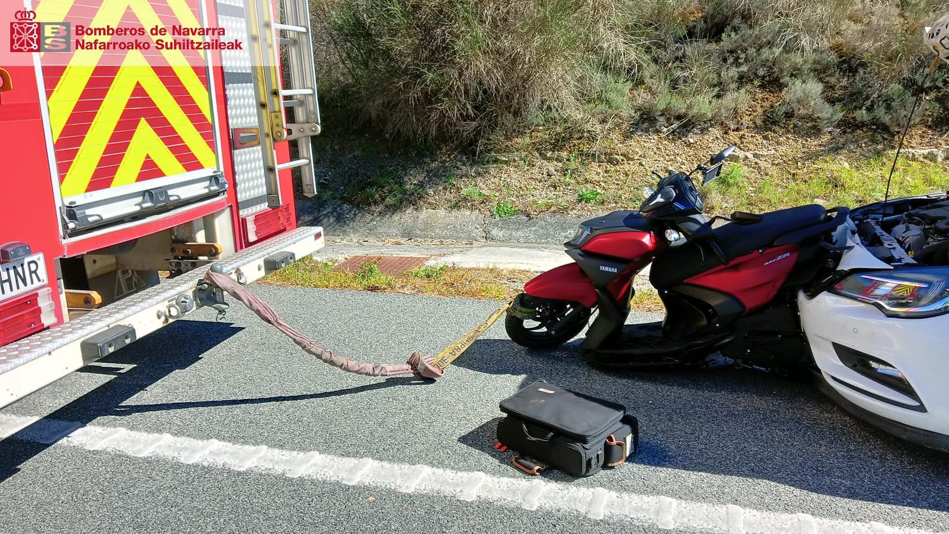 La moto ha quedado empotrada en el coche
