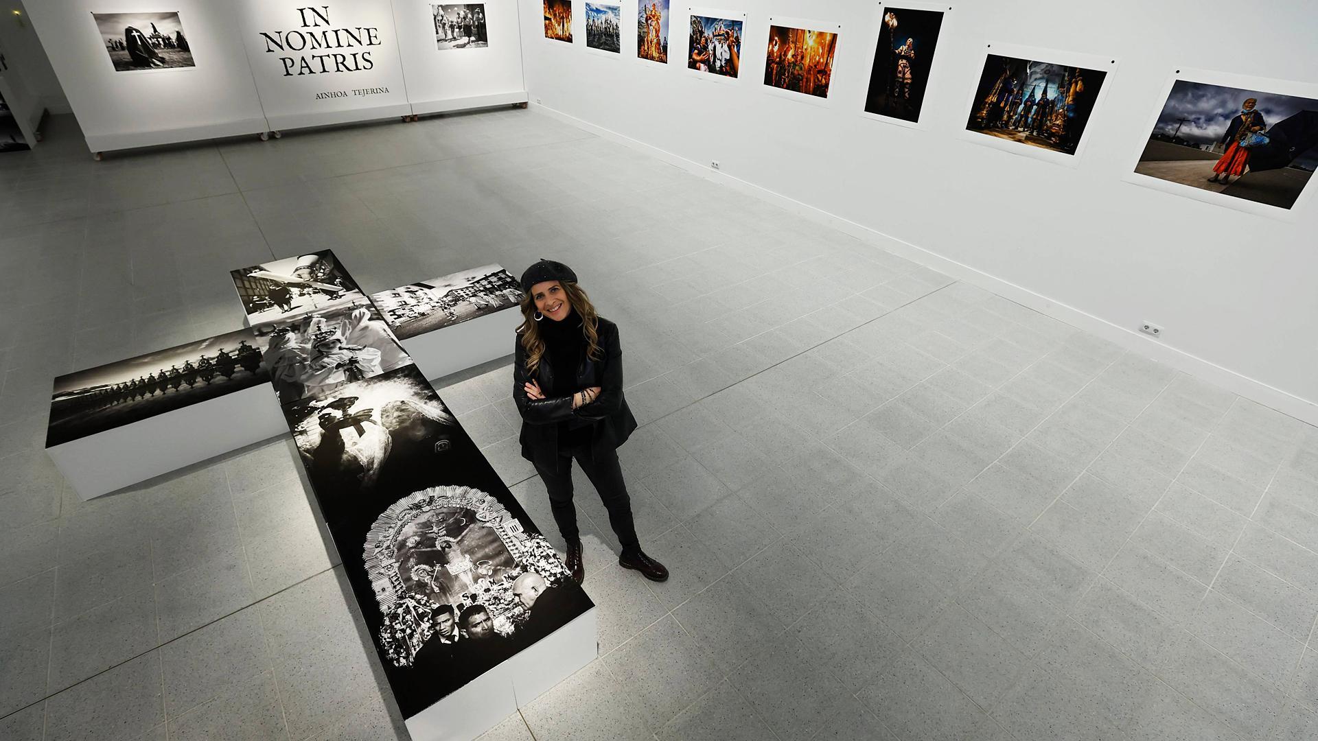 Ainhoa Tejerina posa en la exposición junto a una cruz creada con varias de sus fotografías /