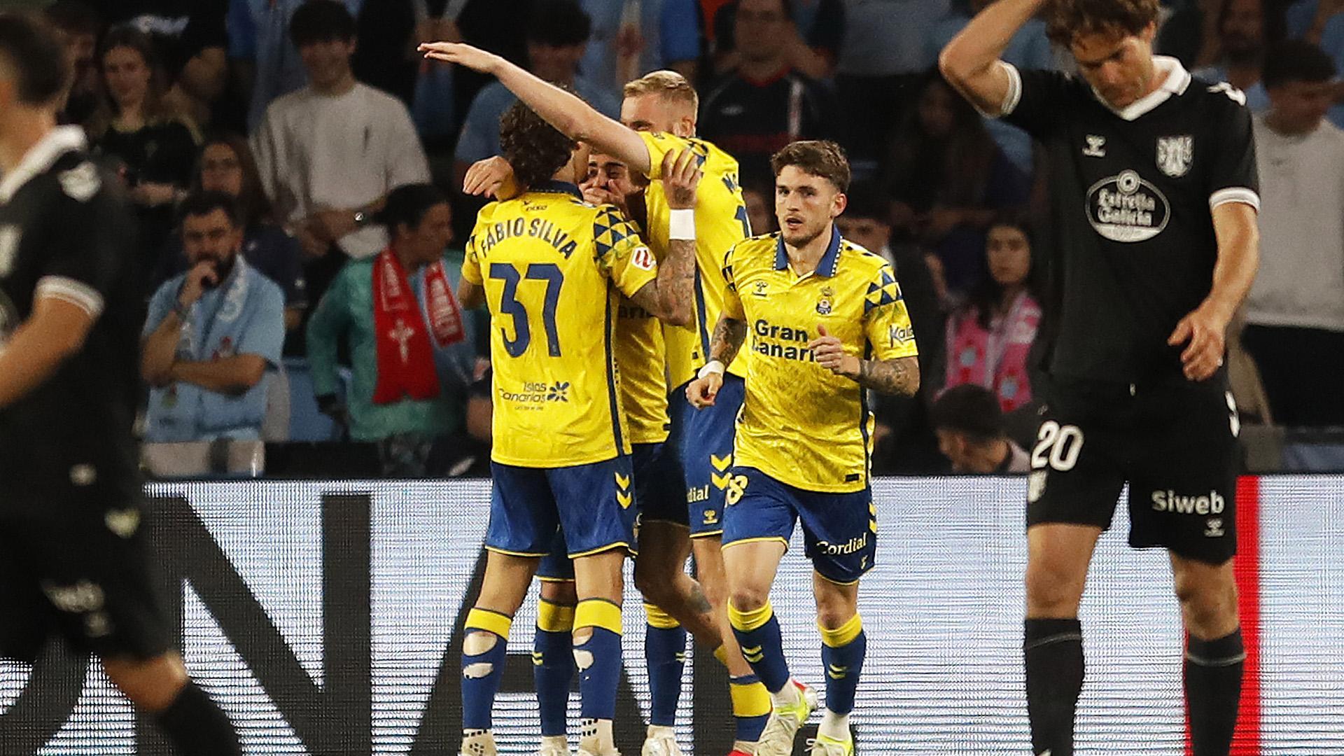 Los jugadores de la UD Las Palmas celebran el tanto del empate, obra de Moleiro /
