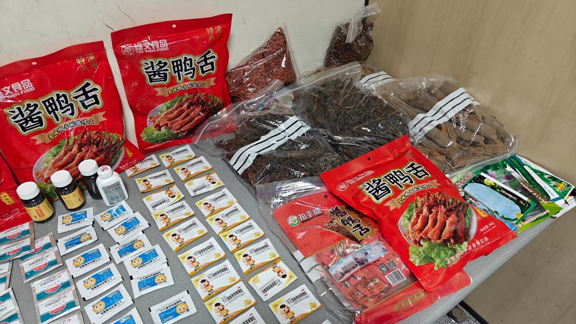Material incautado por la Guardia Civil en el Aeropuerto de Pamplona