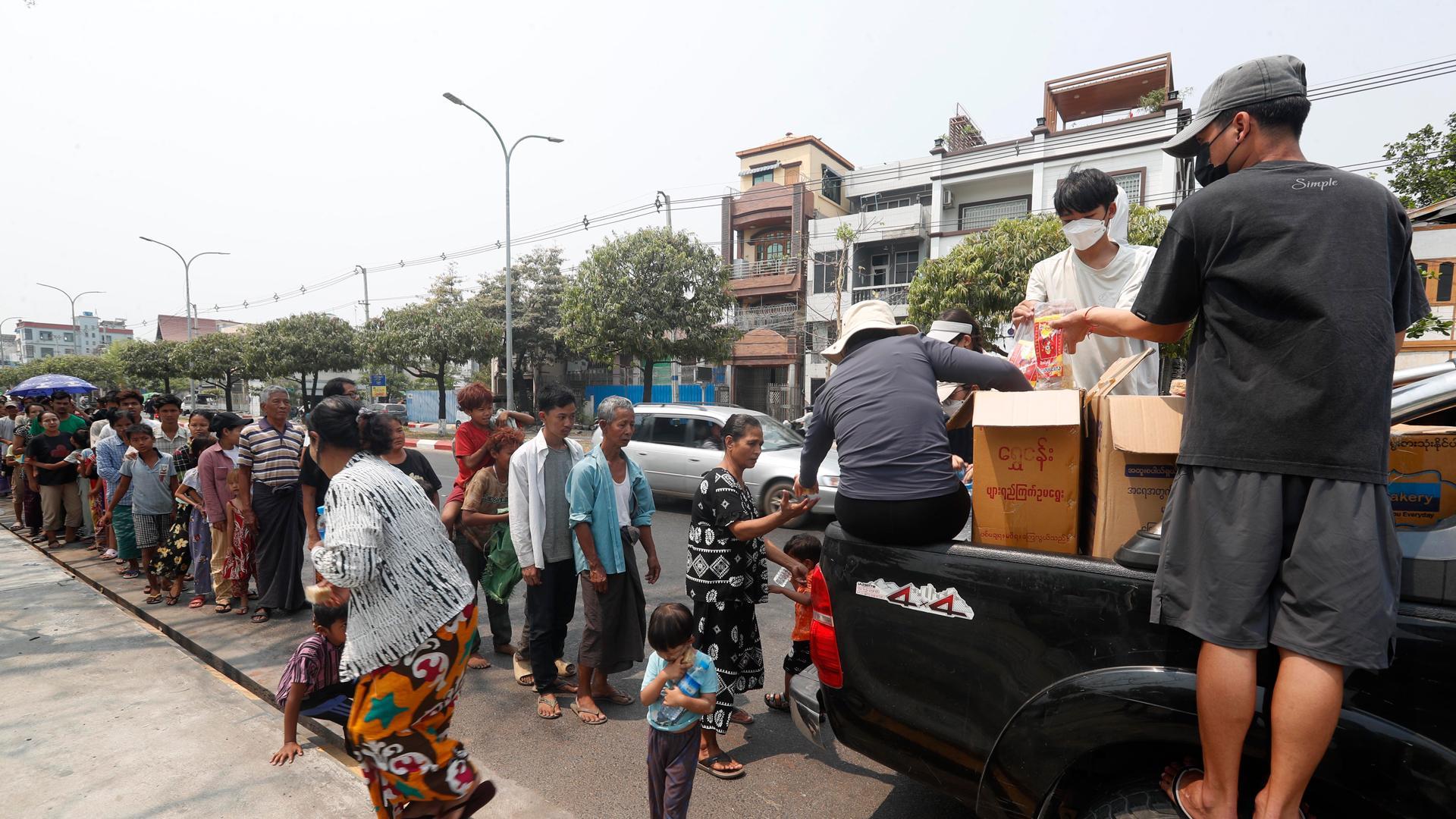 Población de Birmania recoge víveres tras el terremoto