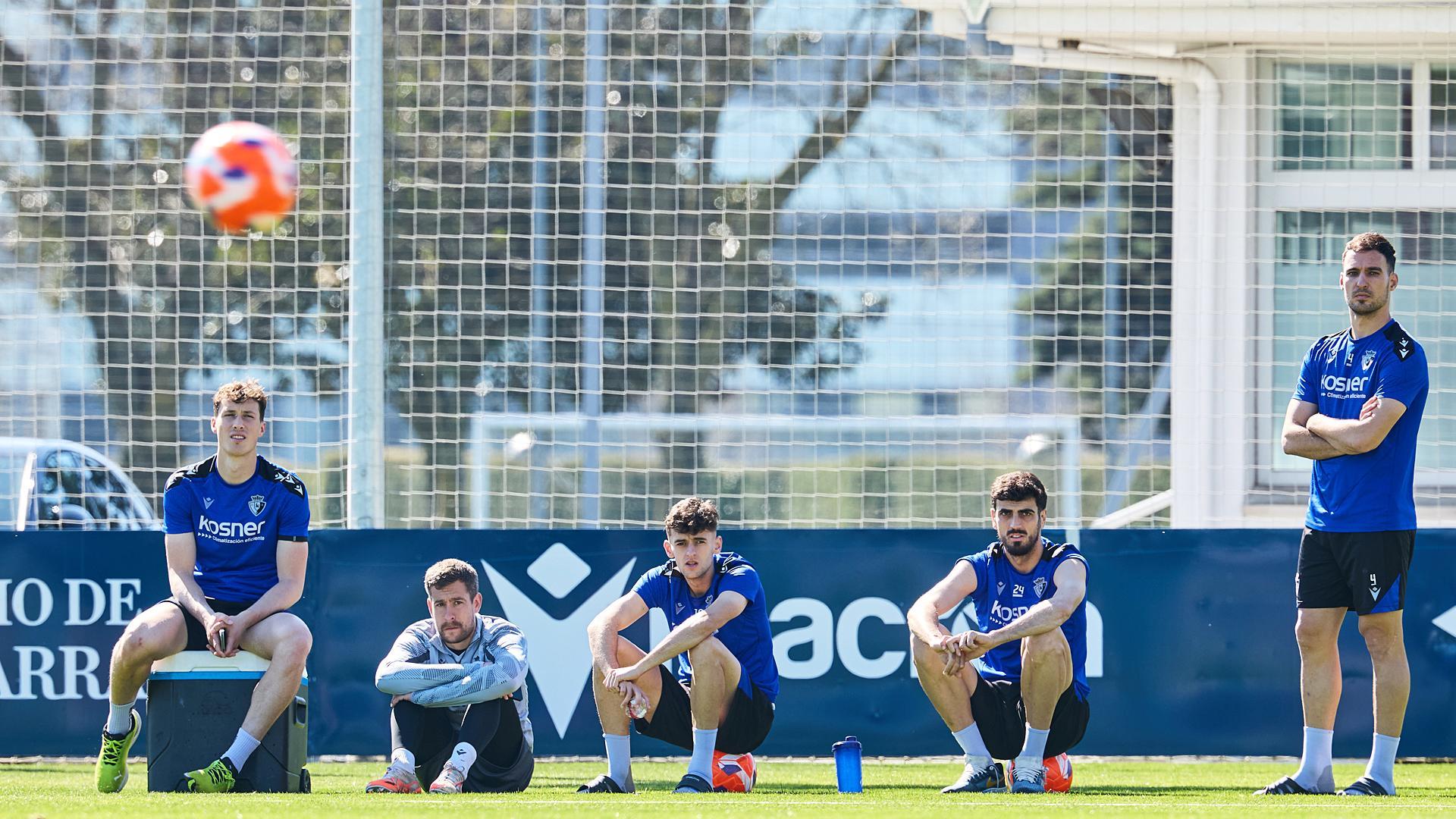 De izda. a dcha., Herrando, Aitor, Aimar, Catena y Unai García observan un ejercicio durante el entrenamiento de este martes en Tajonar /