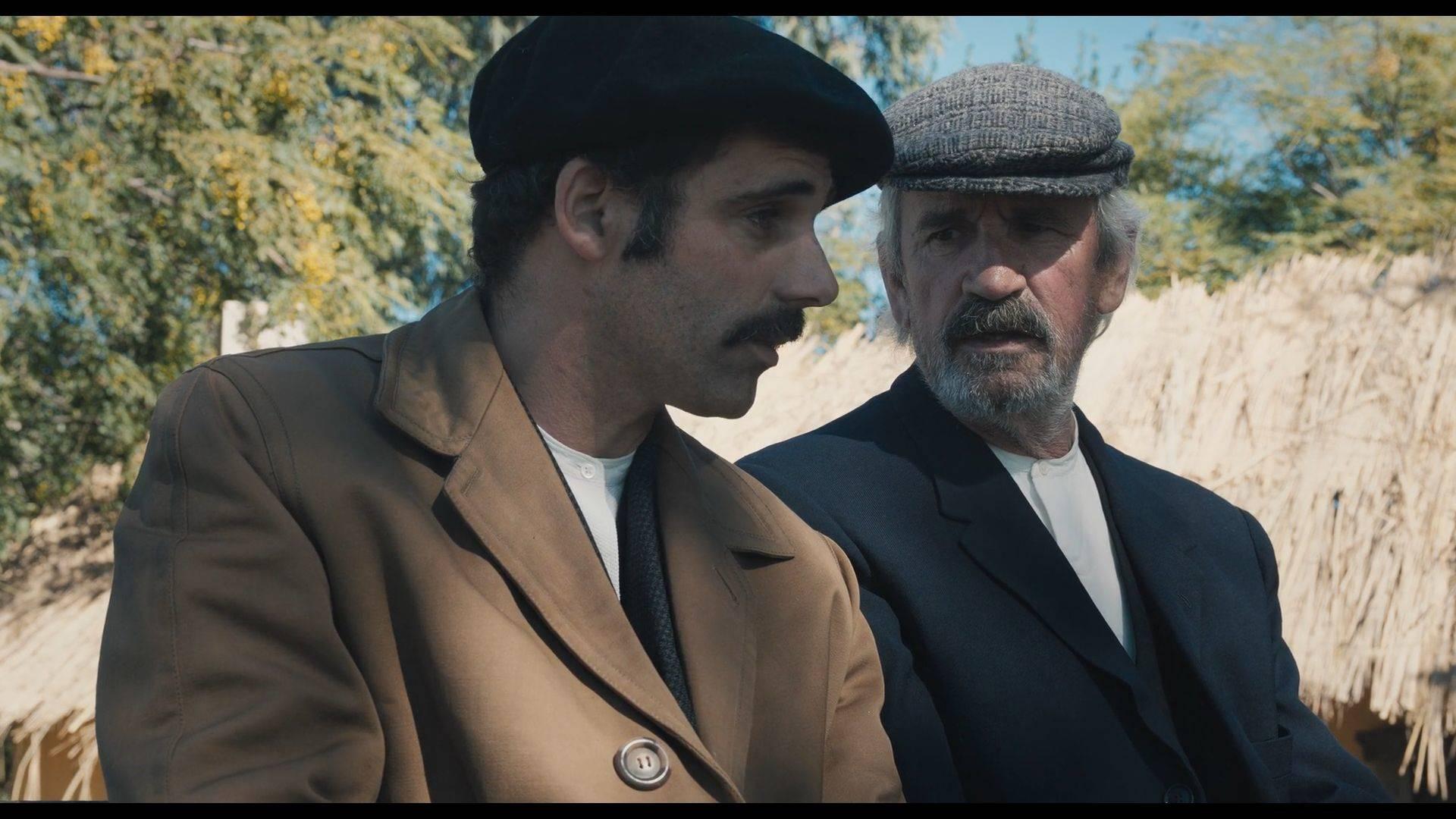 Patxi Bisquert (derecha) junto al actor Joseba Usabiaga que interpreta a Pedro Mari Otaño en la película 'Ombuaren itzala'