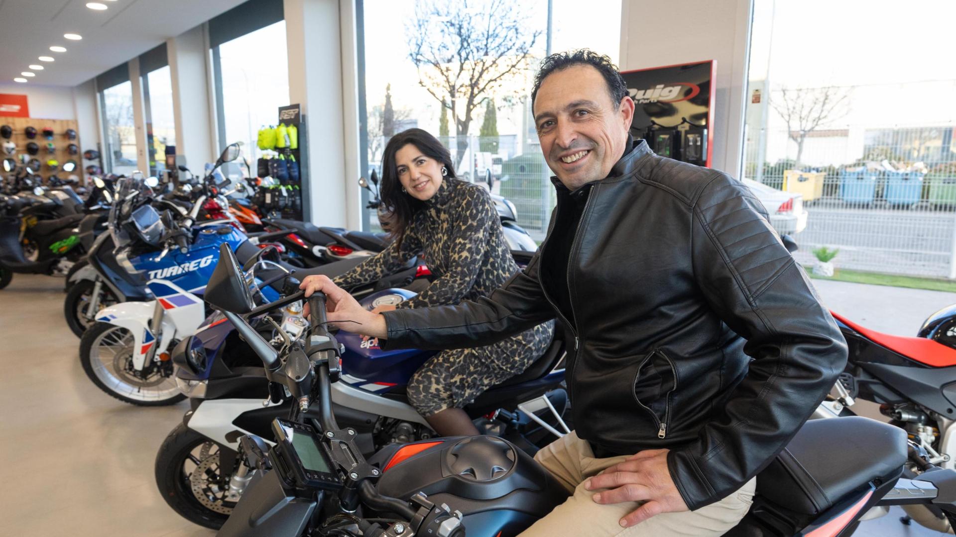 José Antonio Bienzobas Aznar y María José Rapún Sanz, junto a varias de las motos de su zona de exposición