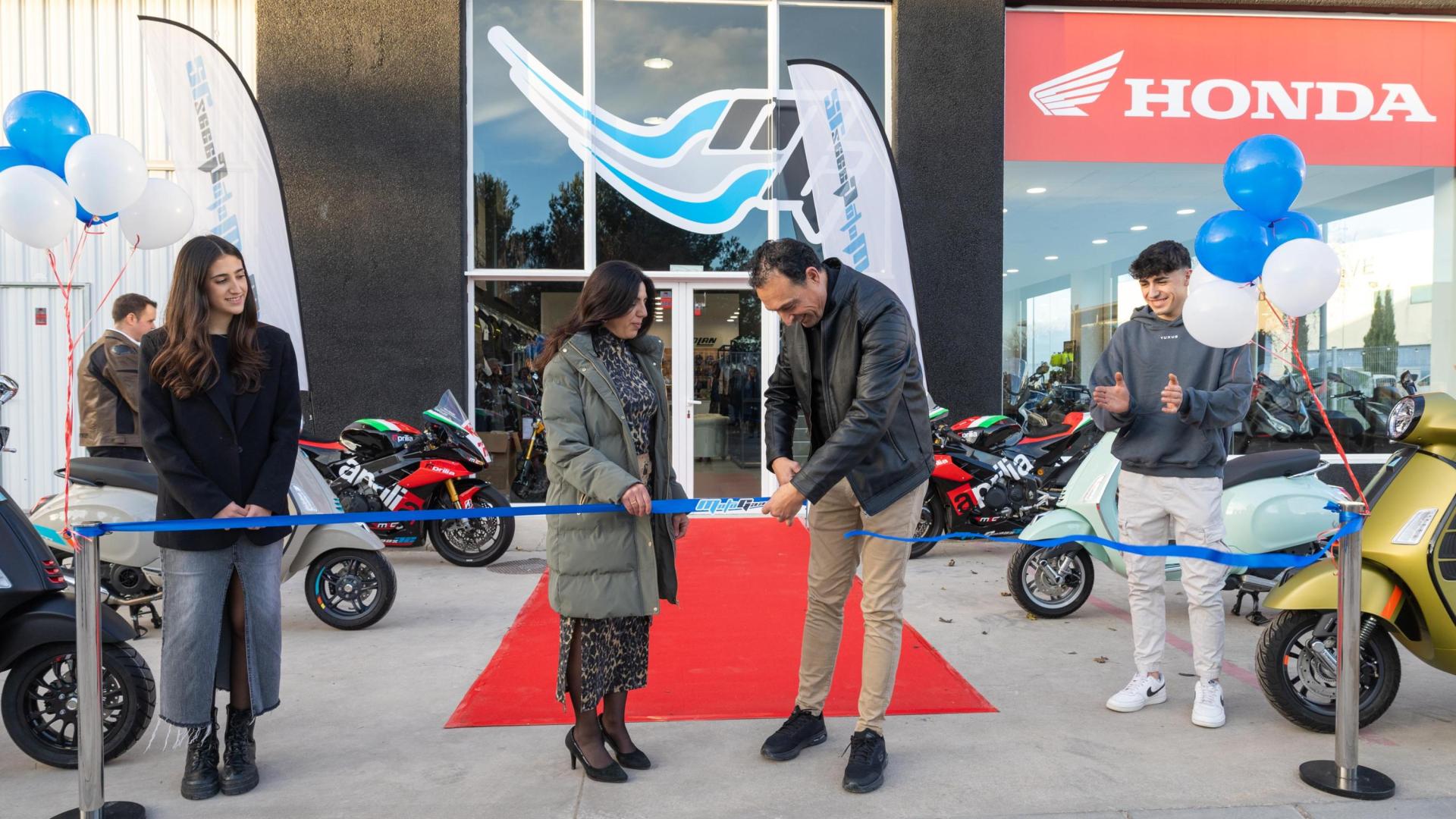 José Antonio Bienzobas y María José Rapún, junto a sus hijos Mauro y Carla, durante la inauguración de las nuevas instalaciones de MotoGaaaz 72 en el Polígono La Barrena de Tudela