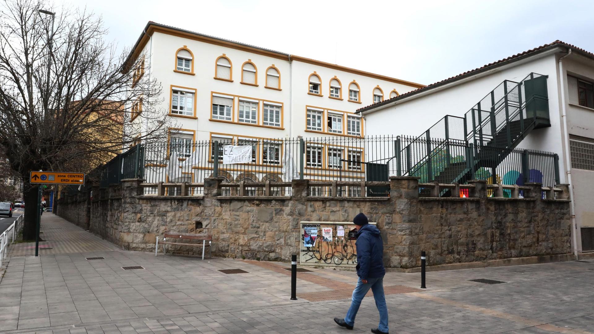 El Antiguo colegio Víctor Pradera-Paderborn con la pancarta que reclama un taller para el actual centro de FP