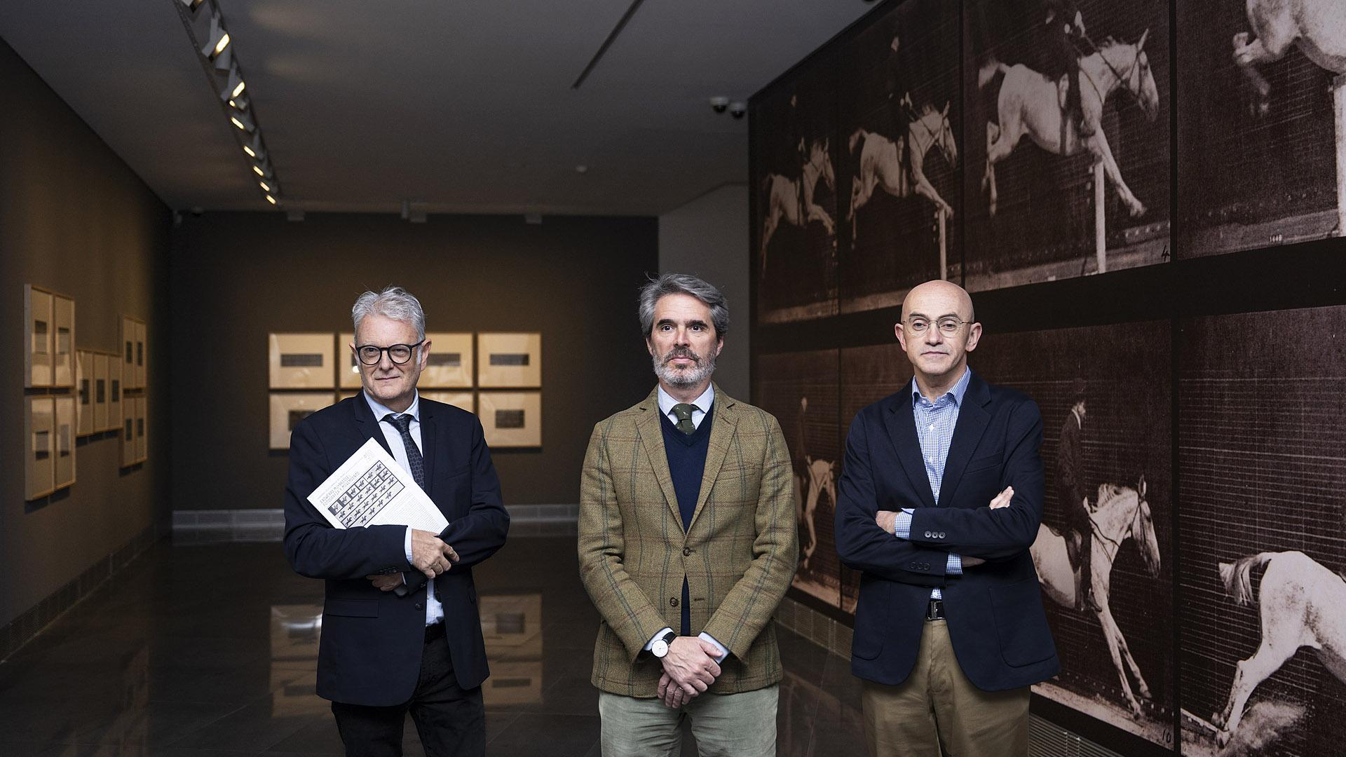 Valentín Vallhonrat  (comisario), Jaime García del Barrio (director del MUN) e Ignacio Miguéliz (comisario), en la exposición /