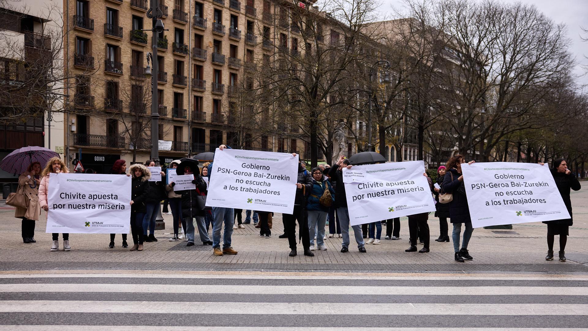 Concentración de la Unión de Salones de Juego UTSAJU para expresar el rechazo ante el reglamento de Juego aprobado  por el Gobierno  de Navarra