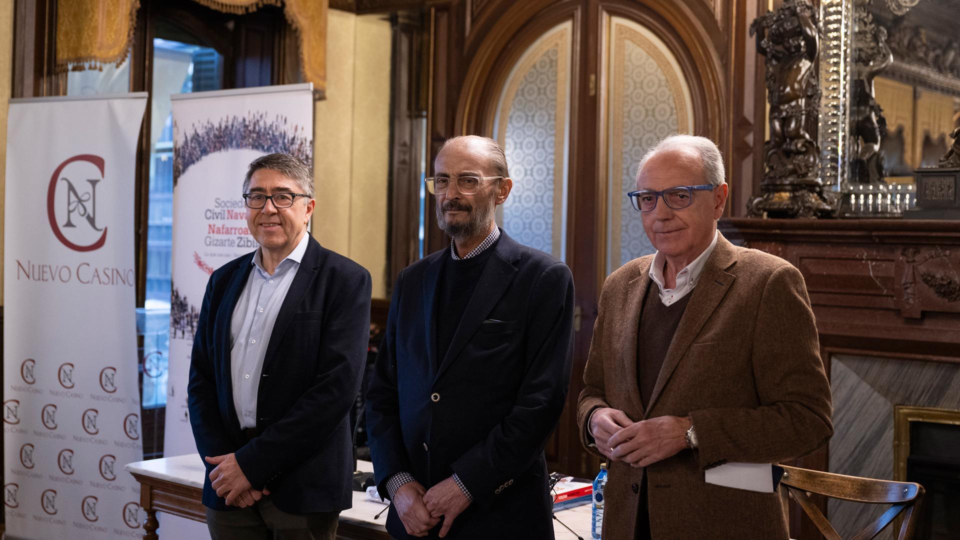Los expresidentes de Navarra y Aragón, Miguel Sanz y Javier Lambán, hablan del avance de esta última comunidad y Lambán presenta su libro "Una emoción plítica"