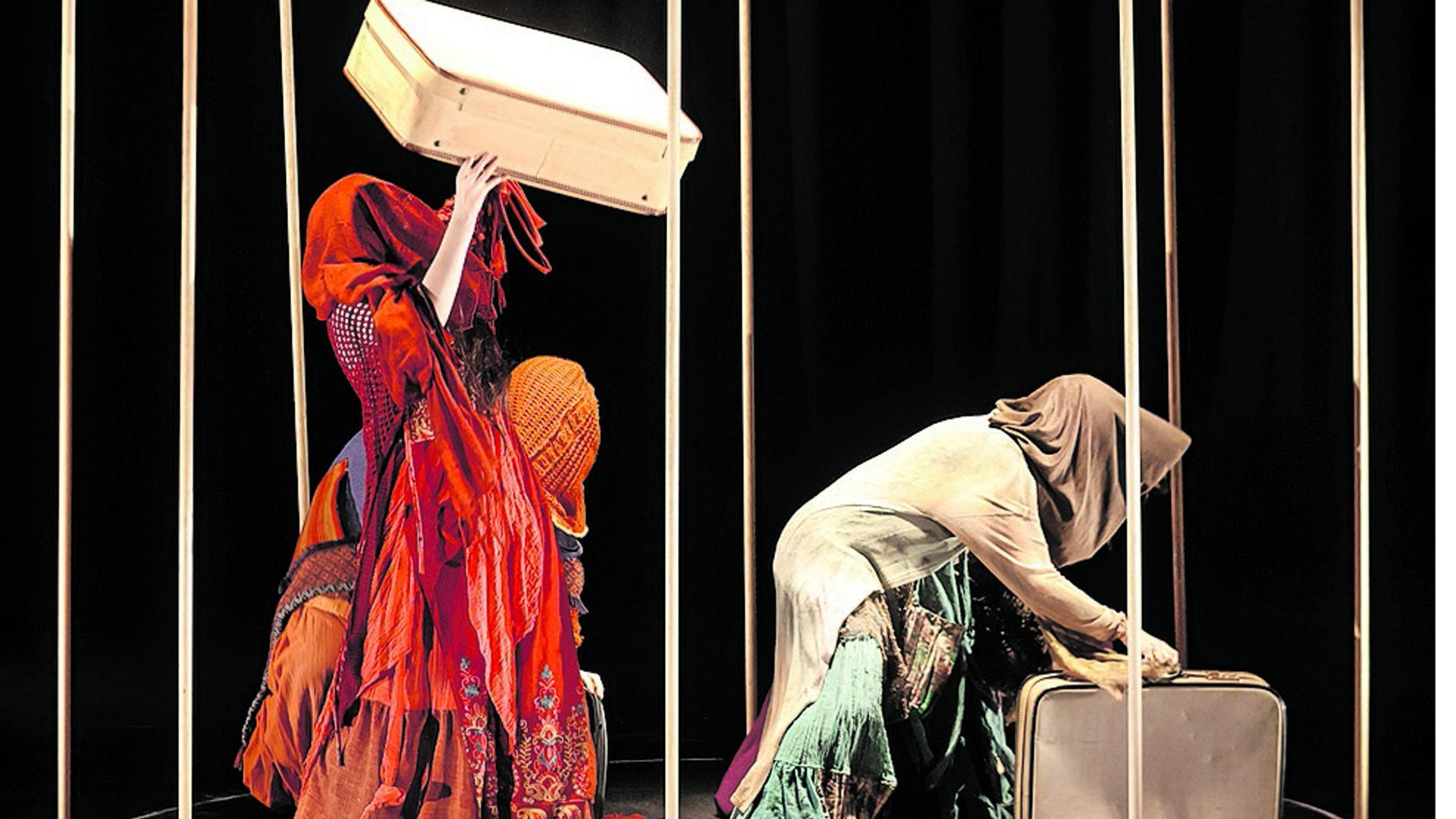 Escena de DesTROYAndo, este jueves durante un ensayo en la Casa de Cultura de Villava.
