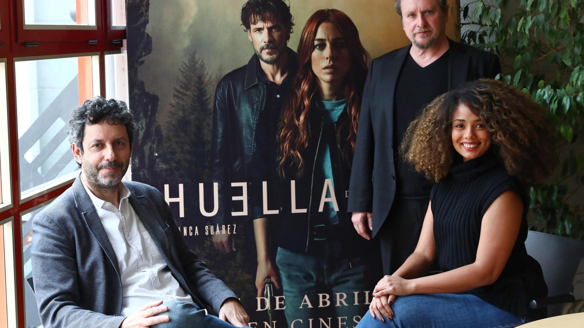 Manuel Ríos (izquierda), con Fernando Cayo y Mariel Martínez, este jueves en los cines Golem Baiona ante el cartel de la película con Blanca Suárez y Daniel Grao