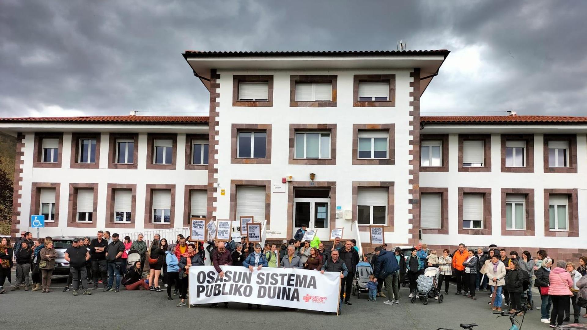 Imagen de la concentración del miércoles junto al Centro de Salud de Elizondo.