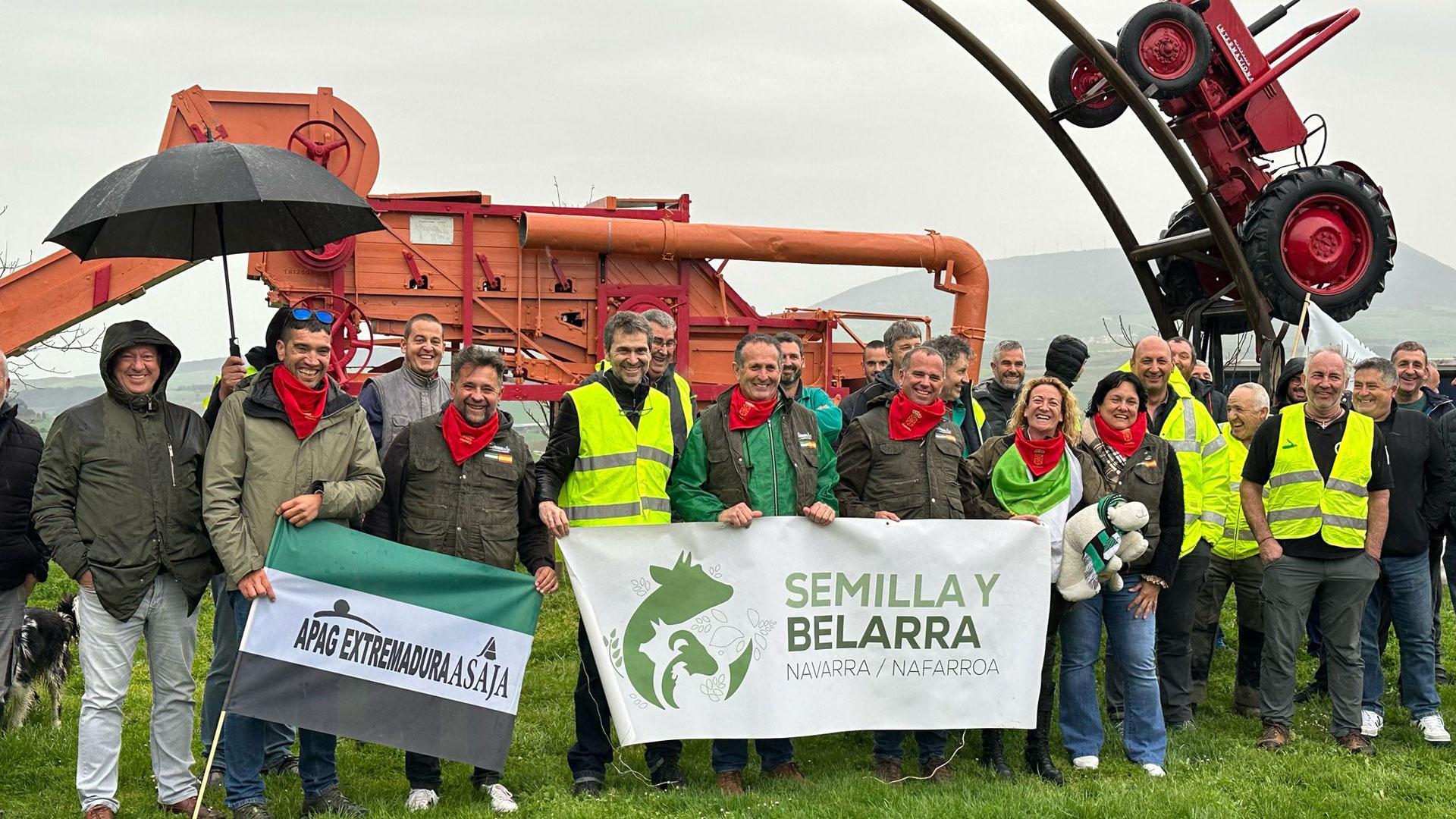 Miembrosa de la Asociación Profesional de Agricultores y Ganaderos de Extremadura junto a los navarros de Semilla y Belarra