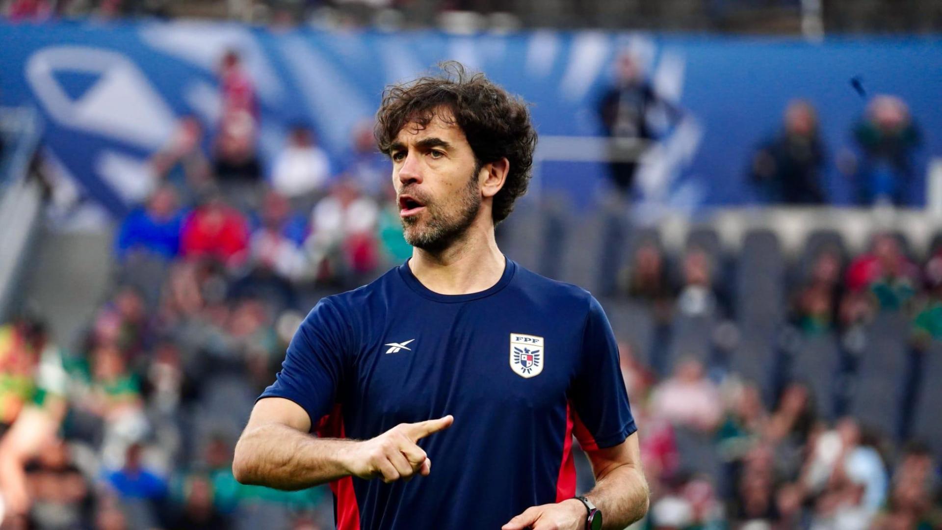 El navarro Christian Beguer da indicaciones a los jugadores de Panamá.	cedida