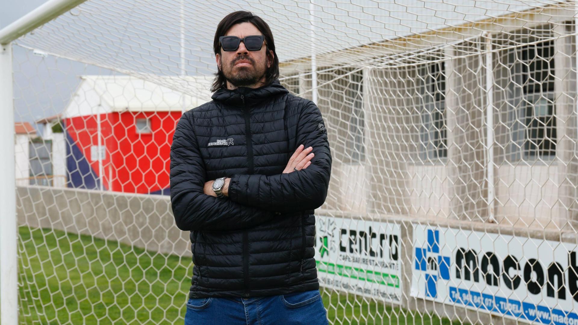 El argentino Fernando Pellegrino, portero del Tudelano en la 21-22, en una de las porterías del campo de San Bartolomé de Ribaforada, localidad en la que presenta su disco