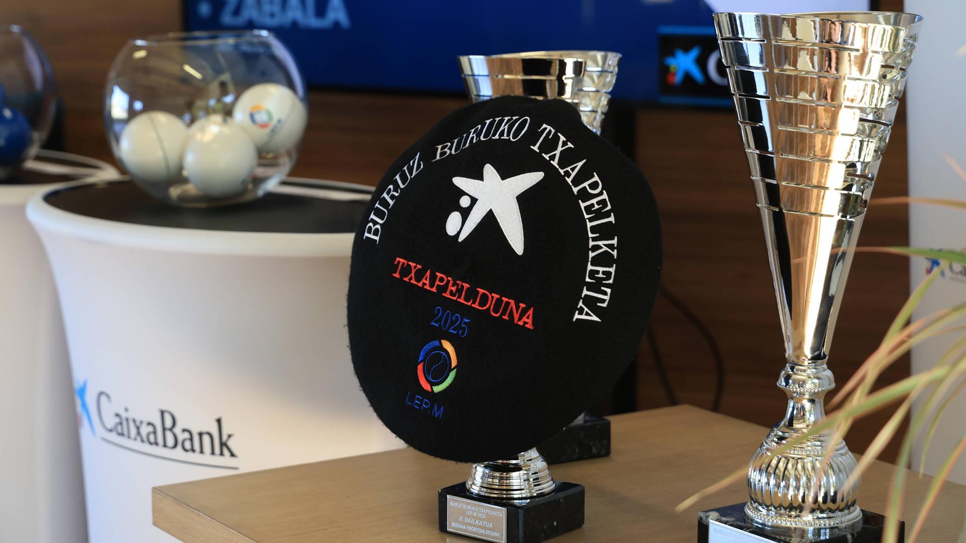La txapela y el trofeo que acreditan al ganador del Manomanista