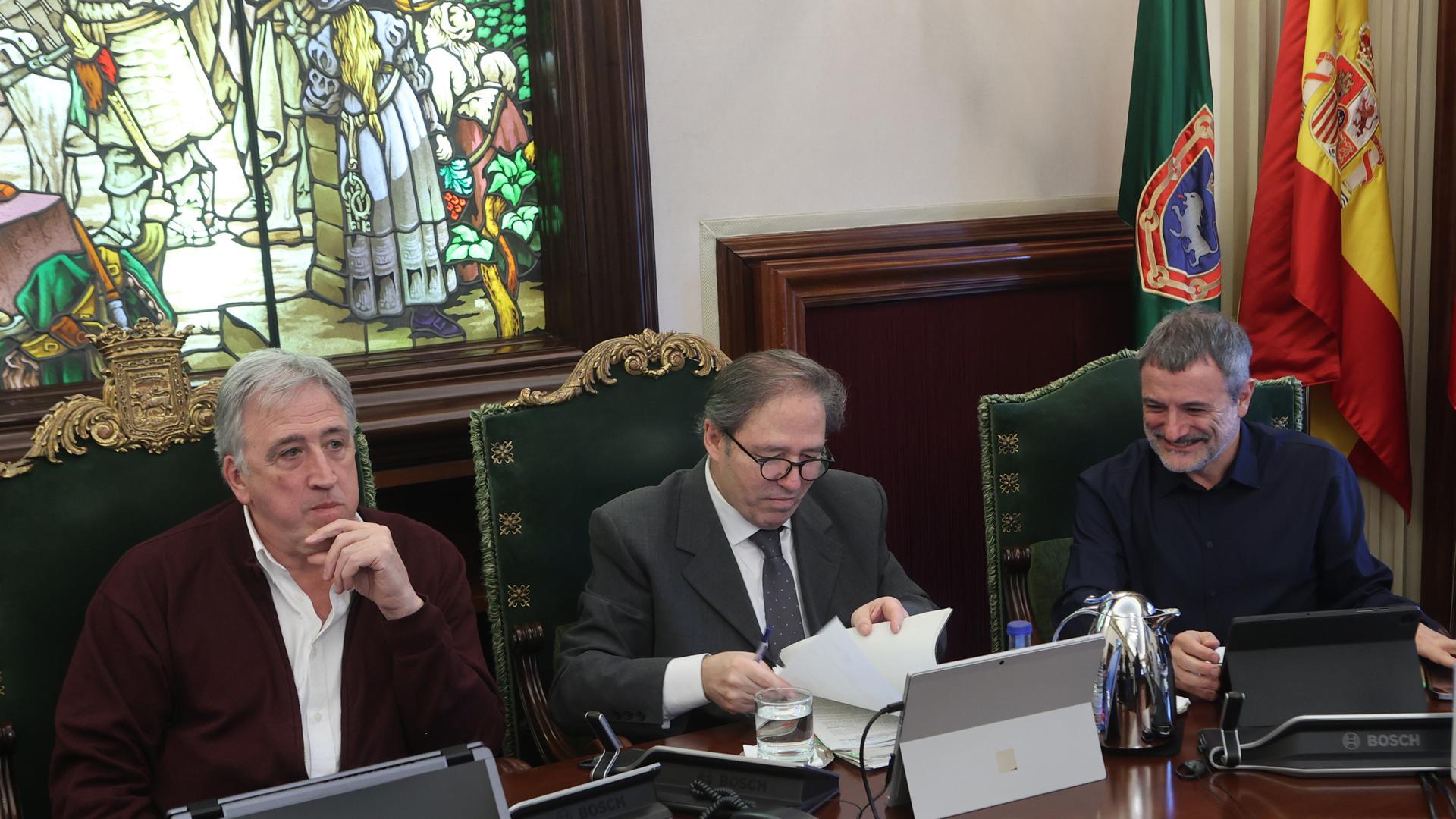 El alcalde Asiron (izq.), el secretario del ayuntamiento y Armendáriz (Geroa Bai)