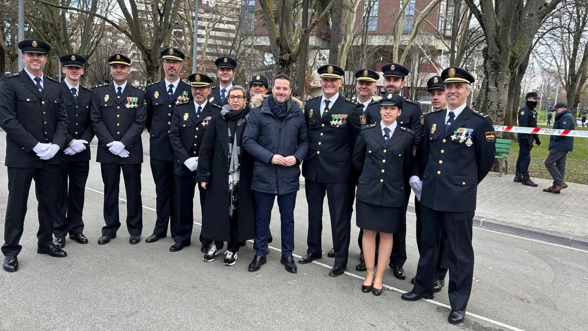El alcalde de Tudela Alejandro Toquero, junto a los representantes de la comisaría de la Policía Nacional en la fiesta del cuerpo celebrada en Pamplona en 2024