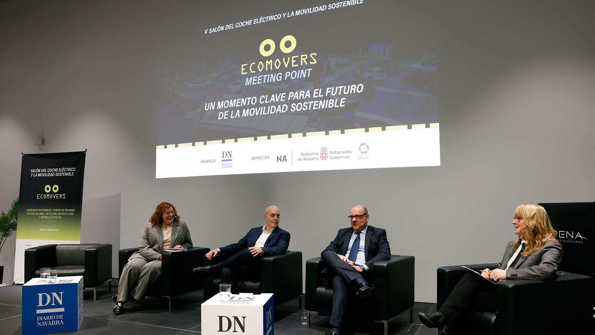 Elena Sancho, europarlamentaria de S&D, Arturo Pérez de Lucía, director general de AEDIPE y José Ignacio Moya, director general de Faconauto, este viernes en la feria Ecomovers